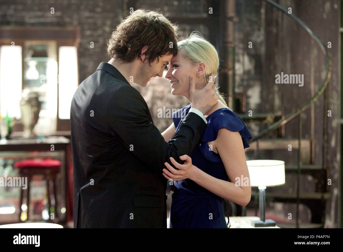 Original Film Title: UPSIDE DOWN. English Title: UPSIDE DOWN. Film  Director: JUAN DIEGO SOLANAS. Year: 2012. Stars: KIRSTEN DUNST; JIM  STURGESS. Credit: ONYX FILMS / Album Stock Photo - Alamy