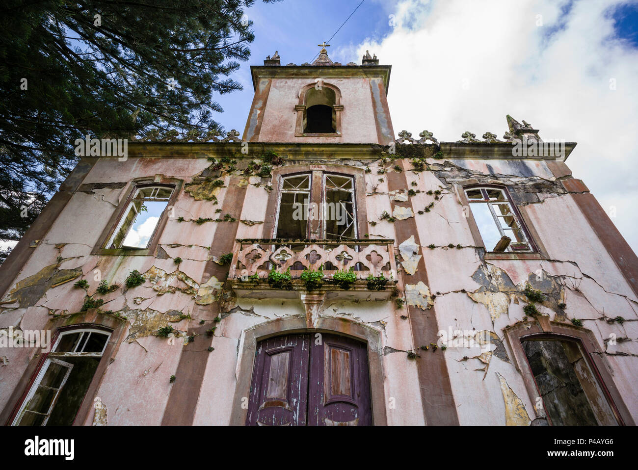 Earthquake damaged house hi-res stock photography and images - Alamy