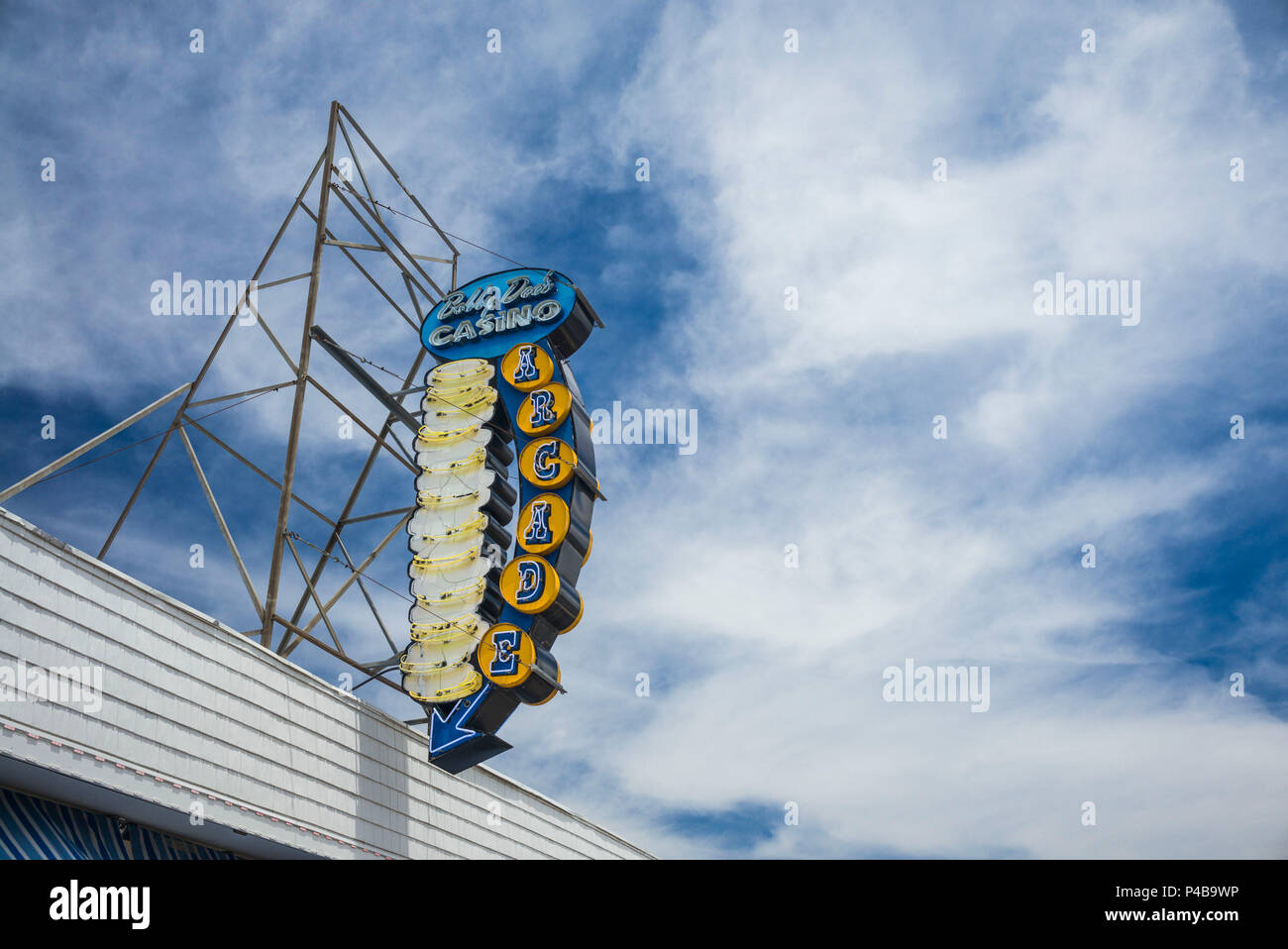 USA, New Jersey, The Jersey Shore, Wildwoods, Wildwoods Beach Boardwalk, neon arcade sign Stock Photo