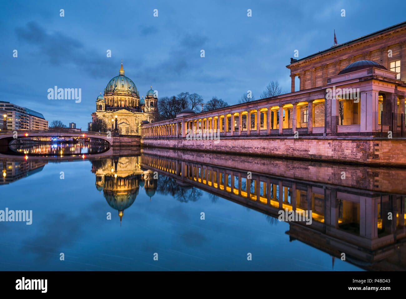 Berlin germany city skyline night hi-res stock photography and images ...