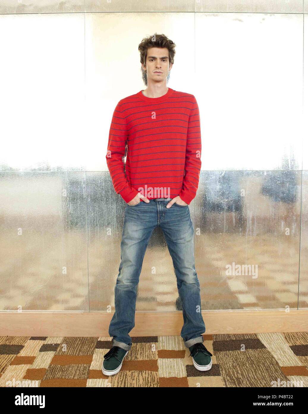 эндрю гарфилд. эндрю гарфилд в полный рост. эндрю гарфилд рост. эндрю скотт рост. эндрю рост.