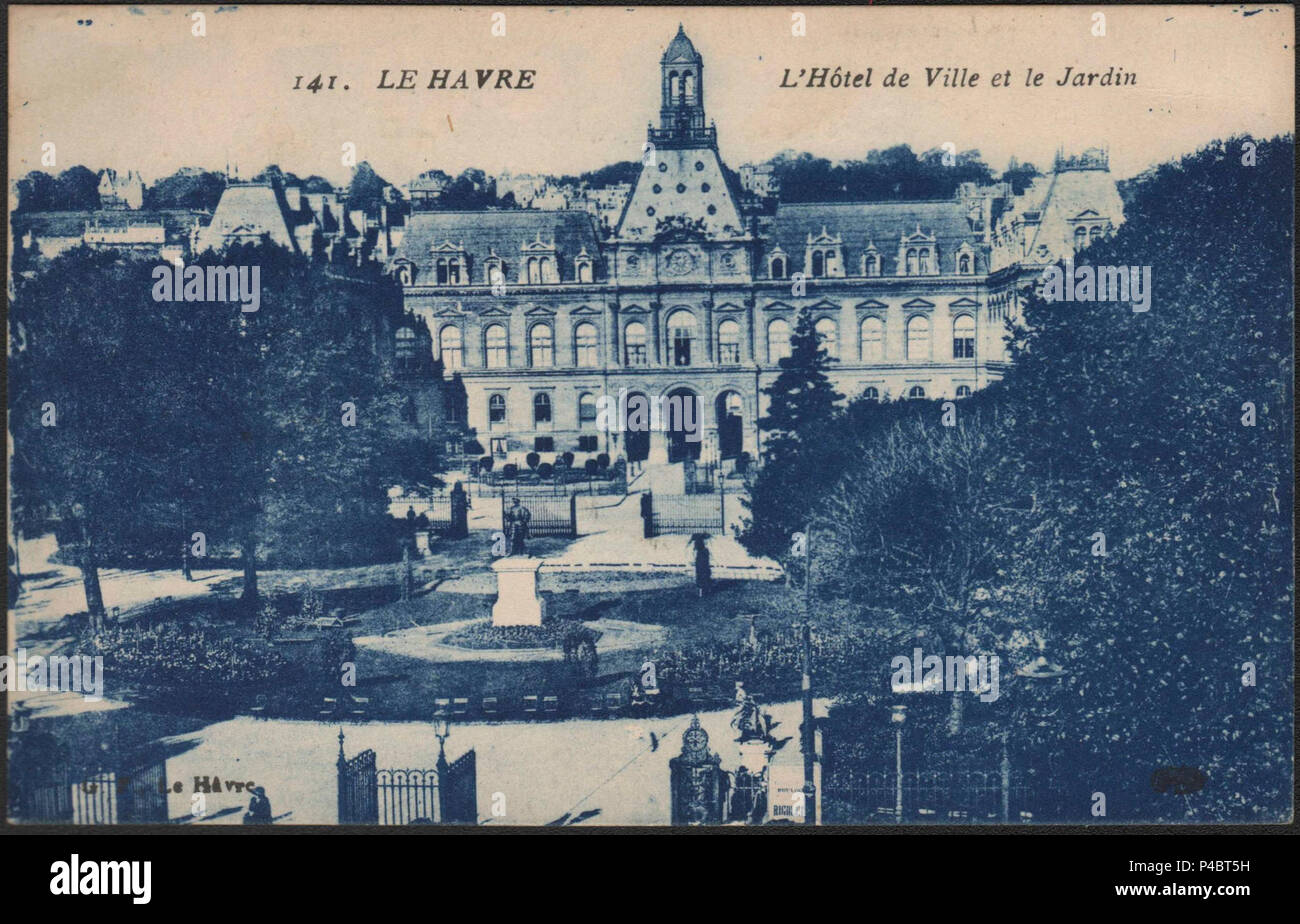 141 Le Havre - L'Hôtel de Ville et le Jardin. Stock Photo