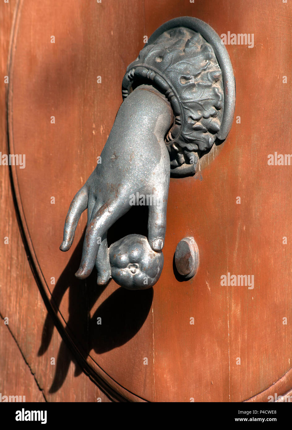 Aldaba de puerta hi-res stock photography and images - Alamy