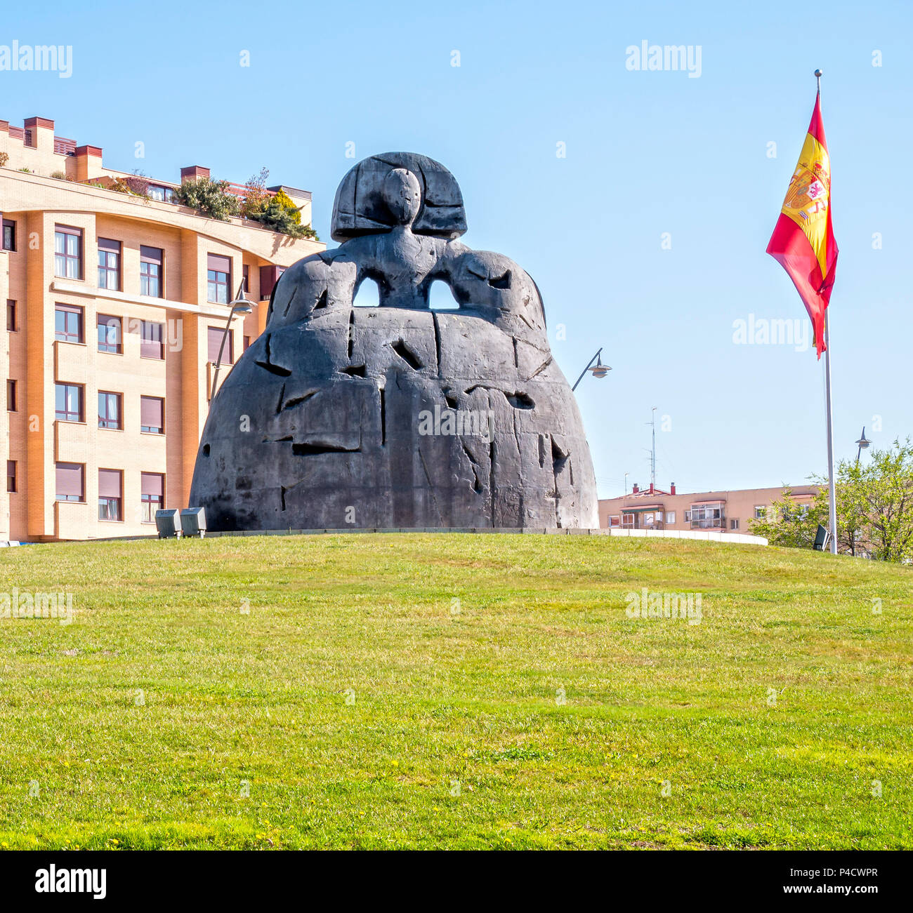 Glorieta con la estatua de la Menina en Alcobendas. Madrid. España