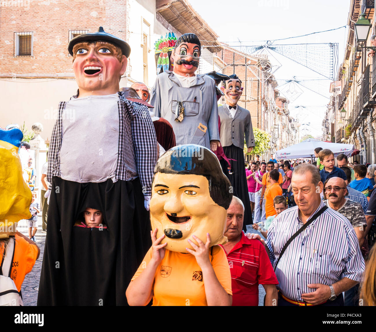 Gigantes y cabezudos en la calle Mayor de Alcalá de Henares. Madrid ...