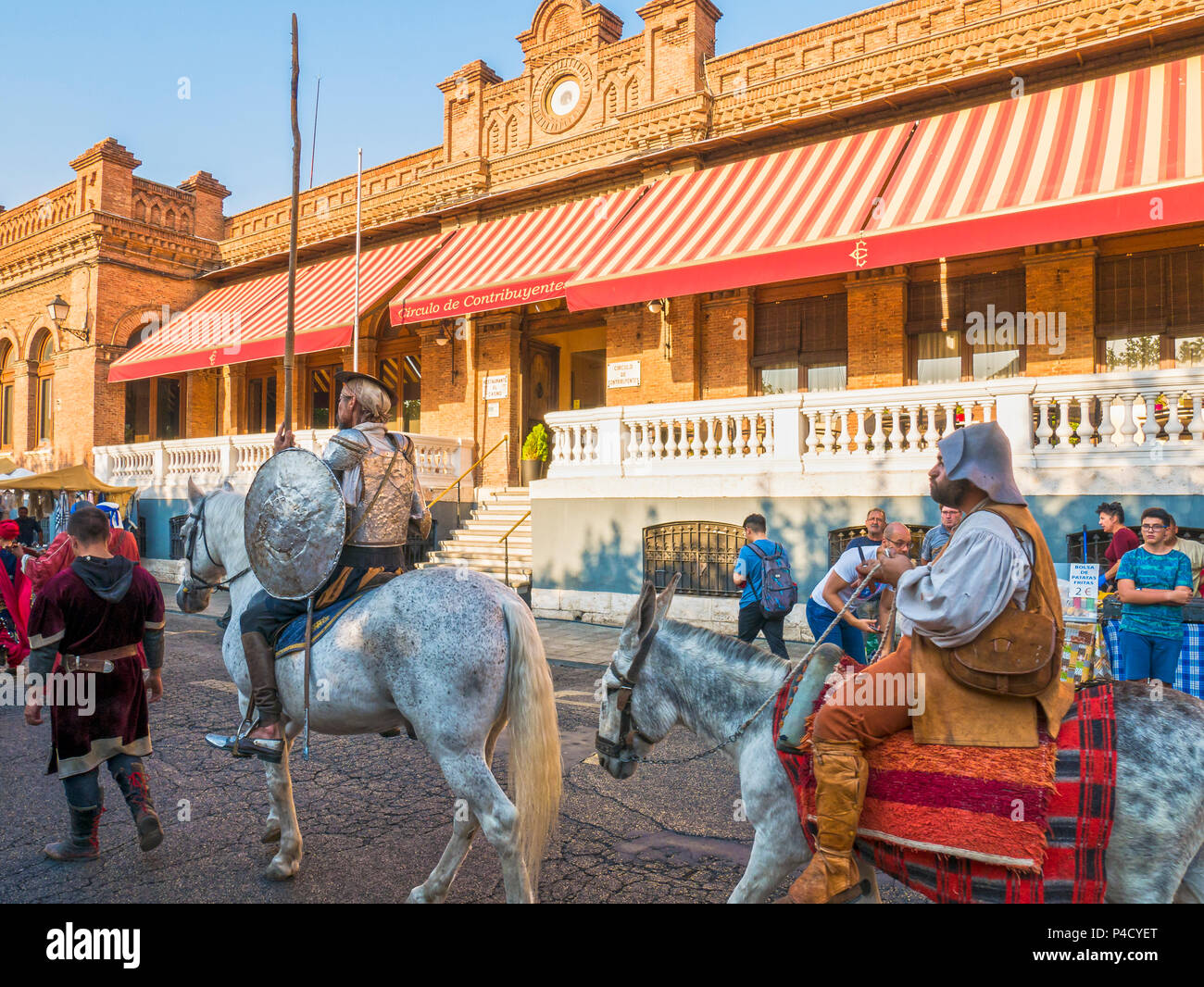 Don Quijote frente al Círculo de Contribuyentes en las Jornadas cervantinas de Alcalá de Henares. Madrid. España Stock Photo
