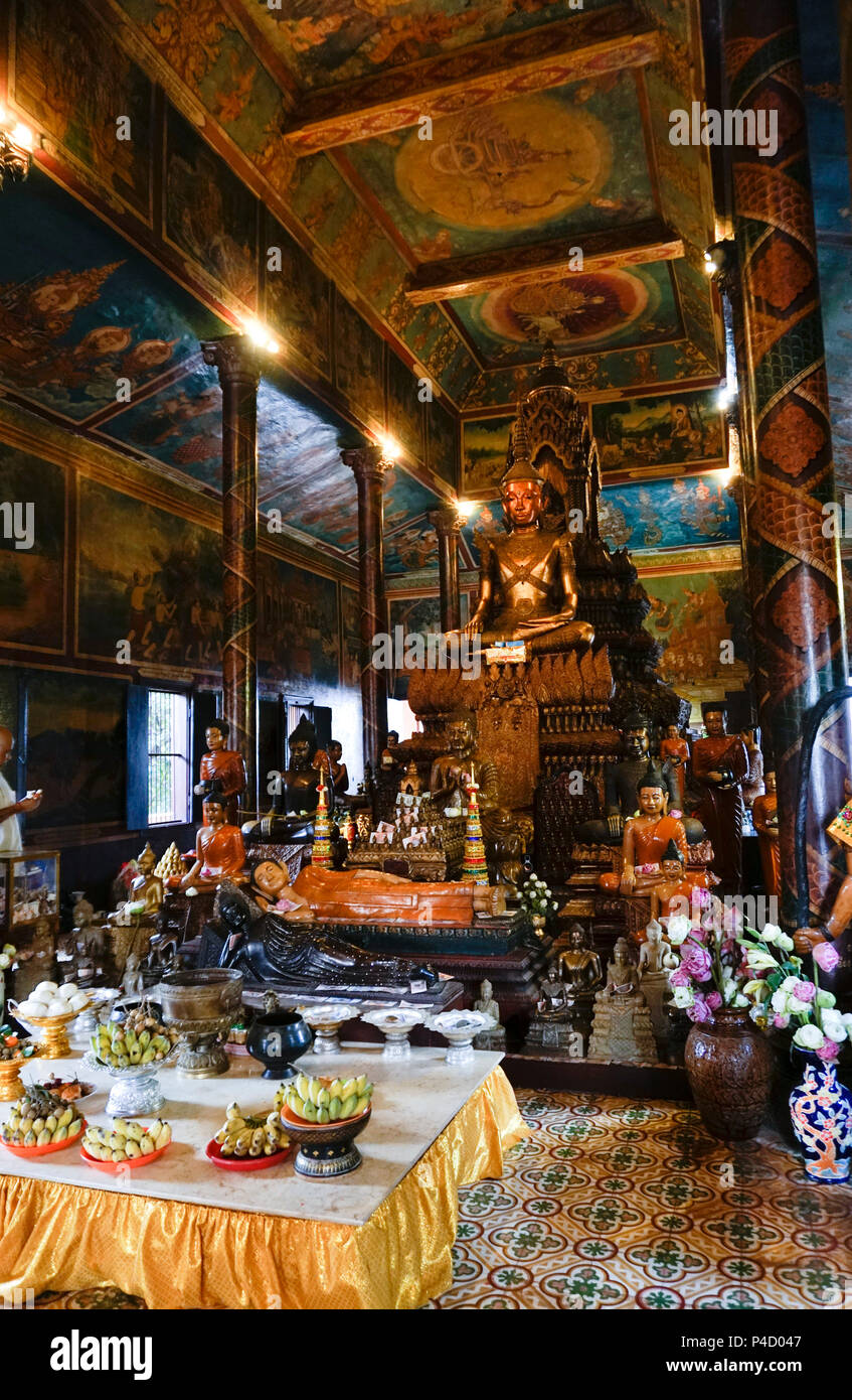 Wat Phnom or Wat Preah Chedey Borapaut. Phnom Penh, Cambodia Stock Photo