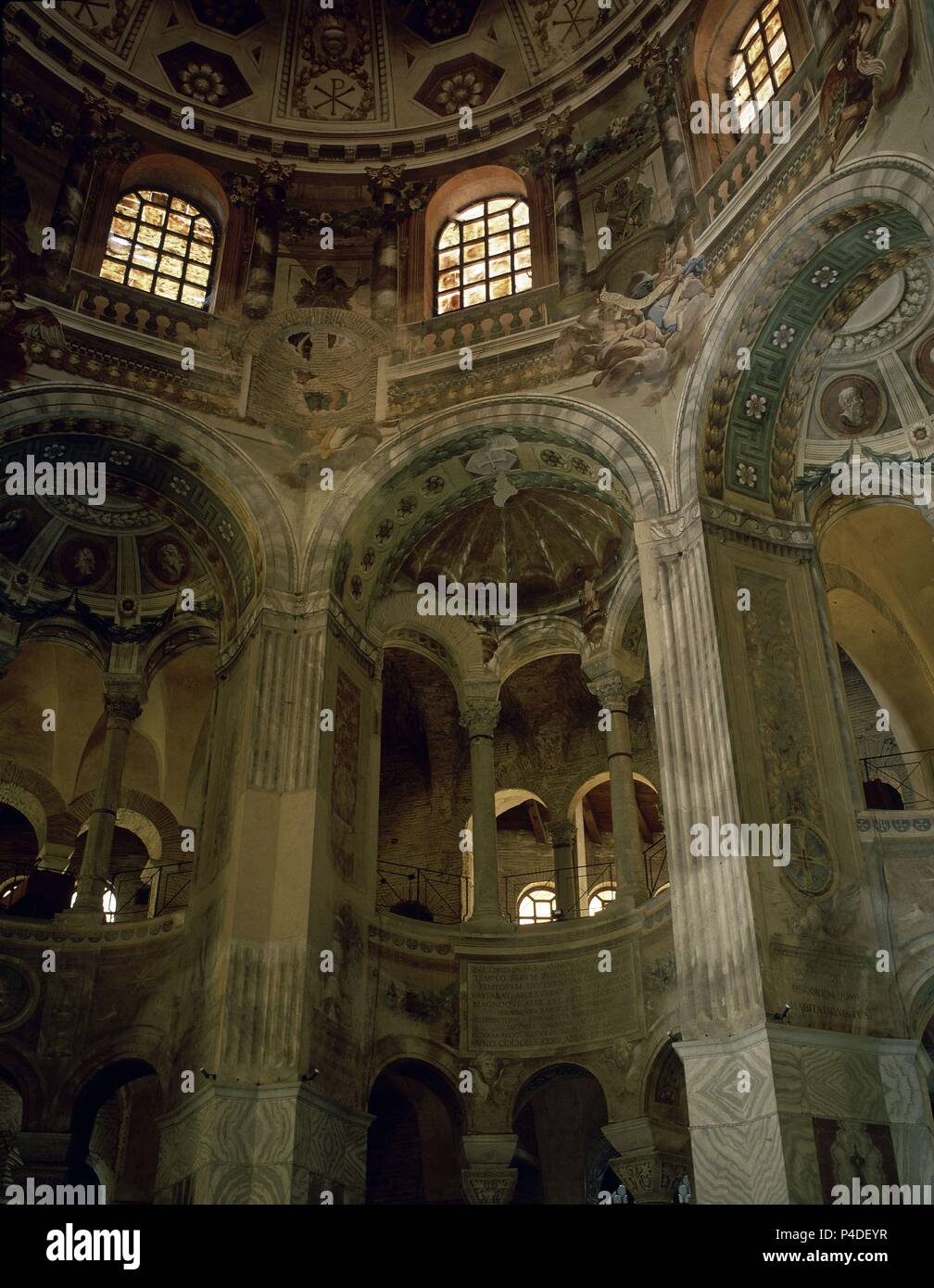 INTERIOR DE LA BASILICA DE SAN APOLINAR NUOVO - MOSAICOS PALEOCRISTIANOS -  SIGLO VI. Location: BASILICA DE SAN APOLINAR NUOVO, RAVENA, ITALIA Stock  Photo - Alamy