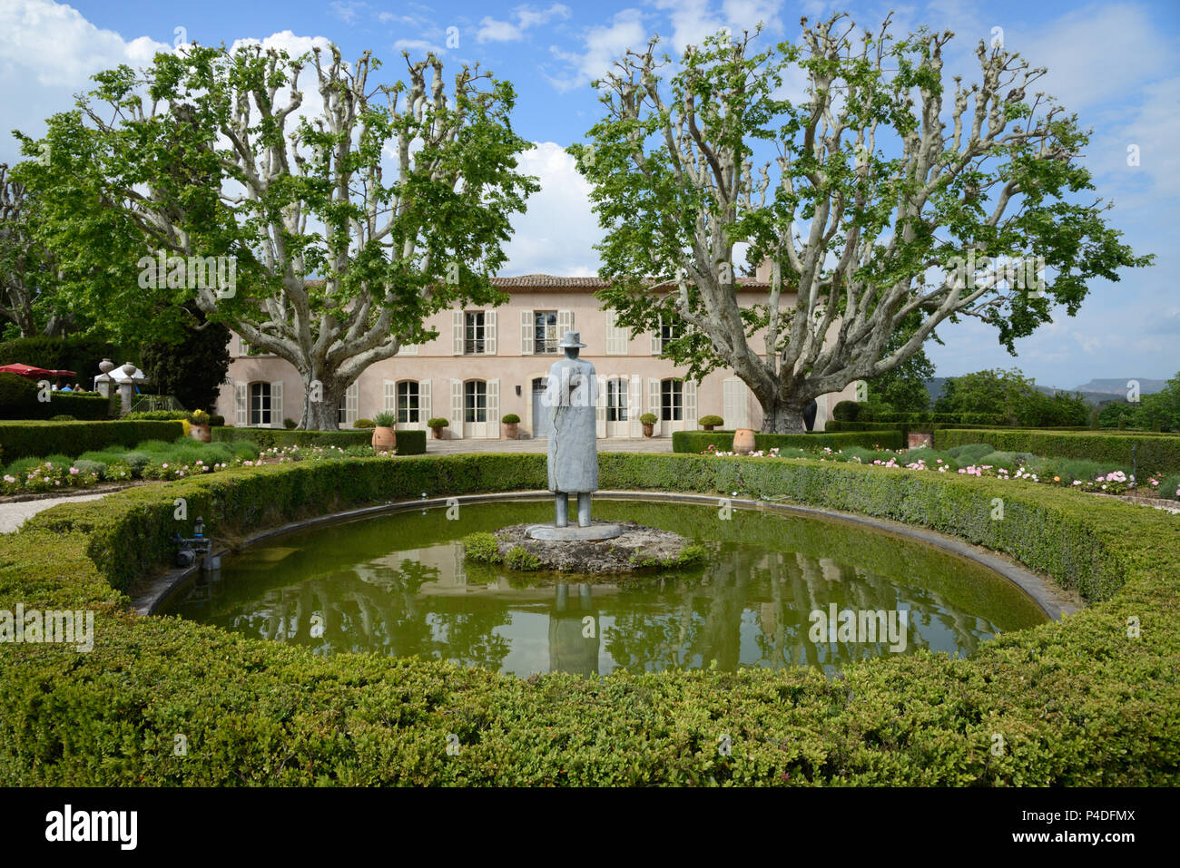 Château Sainte Roseline and Formal Garden with Round pool & Clipped Boxwood Hedges Les Arc-sur-Argens Var Provence France Stock Photo