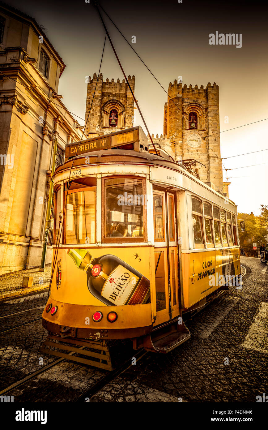 Europa, Portugal, Lissabon, Transport, Tram, Trambahn, Straßenbahn Stock Photo