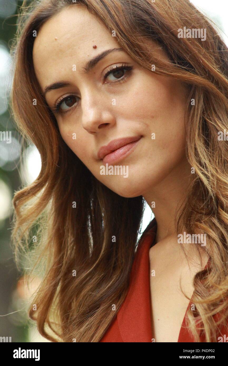 Shirin onam Rus pornosi: Bir yigit qizni koylagini kotarib sikdi.