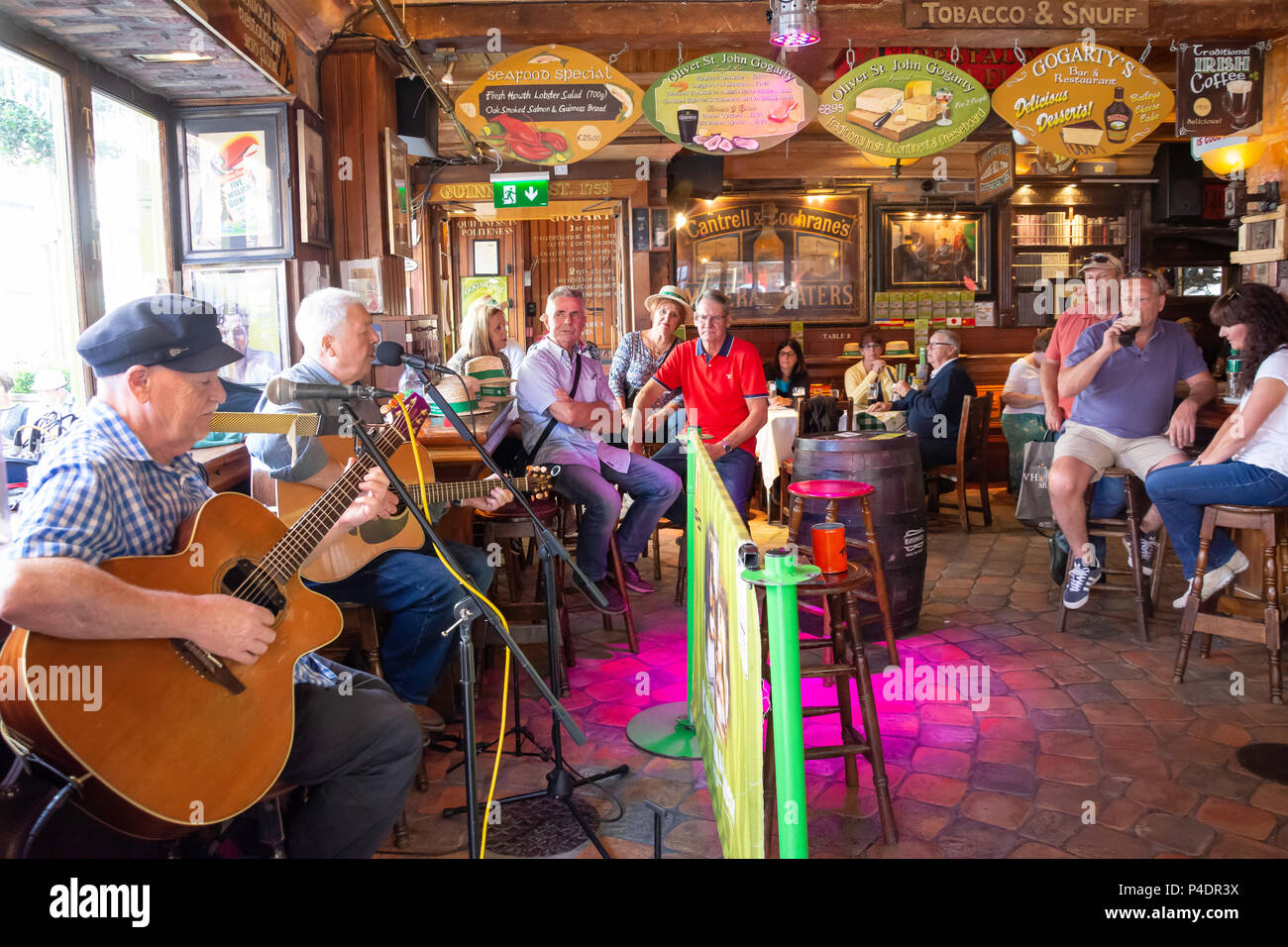 Live music in Oliver St John Gogartys traditional Irish Bar, Anglesea Street,Temple Bar, Dublin, Leinster Province, Republic of Ireland Stock Photo