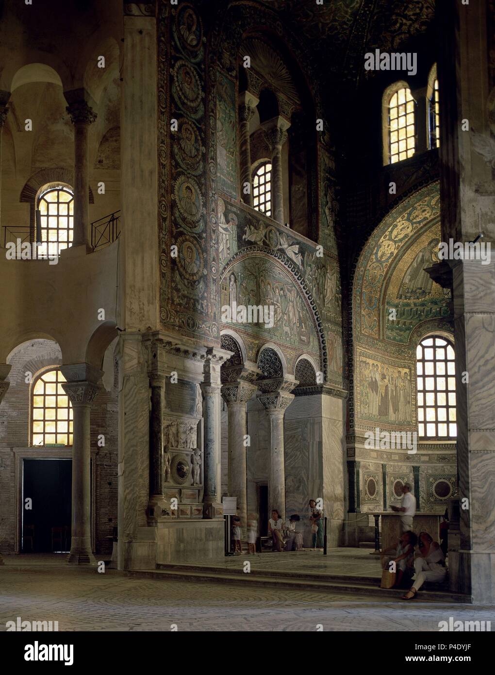 INTERIOR DE LA BASILICA DE SAN APOLINAR NUOVO - MOSAICOS PALEOCRISTIANOS -  SIGLO VI. Location: BASILICA DE SAN APOLINAR NUOVO, RAVENA, ITALIA Stock  Photo - Alamy