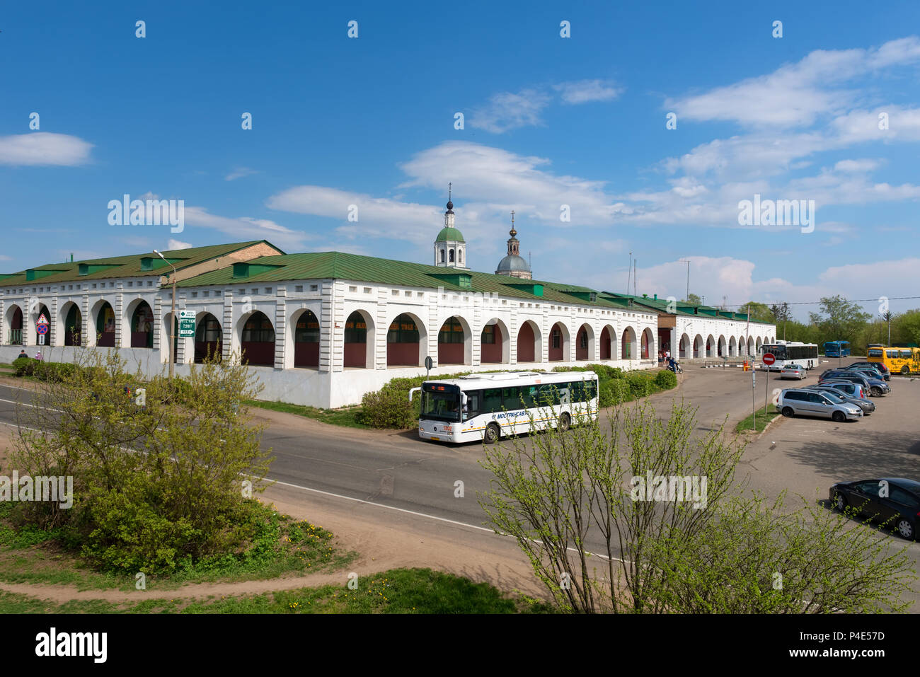 ZARAYSK, MOSCOW AREA - MAY 2 , 2014: View of the Gostiny Dvor on Sovetskaya  street, bus Station and Trinity Church . Zaraysk, Moscow region. Zaraysk K  Stock Photo - Alamy