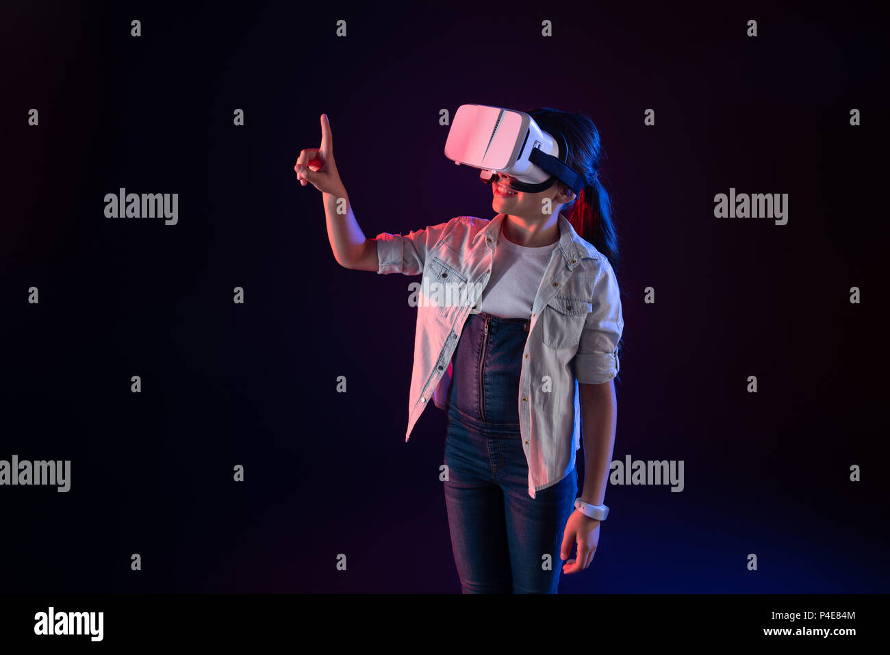 Girl wearing a vr headset hi-res stock photography and images - Alamy