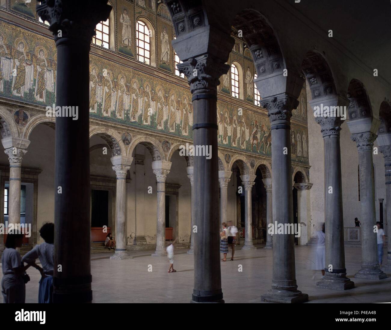 INTERIOR DE LA BASILICA DE SAN APOLINAR NUOVO - MOSAICOS PALEOCRISTIANOS -  SIGLO VI. Location: BASILICA DE SAN APOLINAR NUOVO, RAVENA, ITALIA Stock  Photo - Alamy