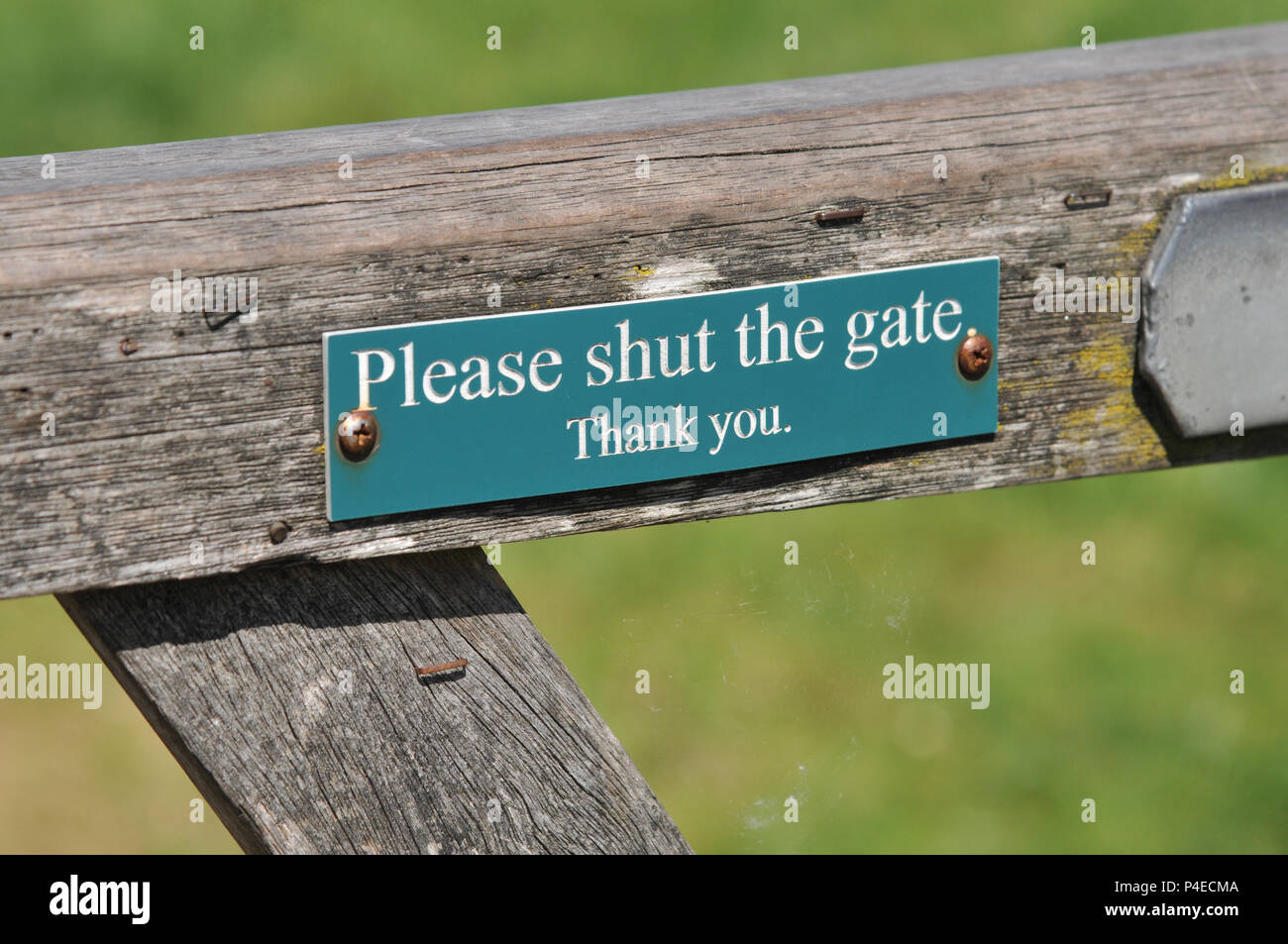 Please shut the gate sign screwed to a wooden gate Stock Photo