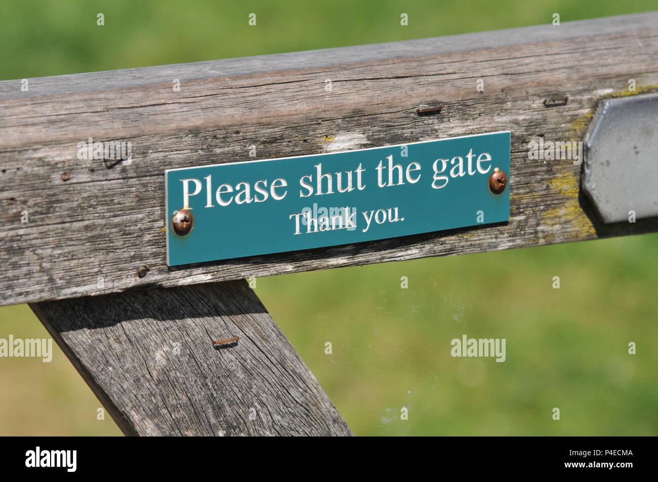 Please shut the gate sign screwed to a wooden gate Stock Photo Alamy