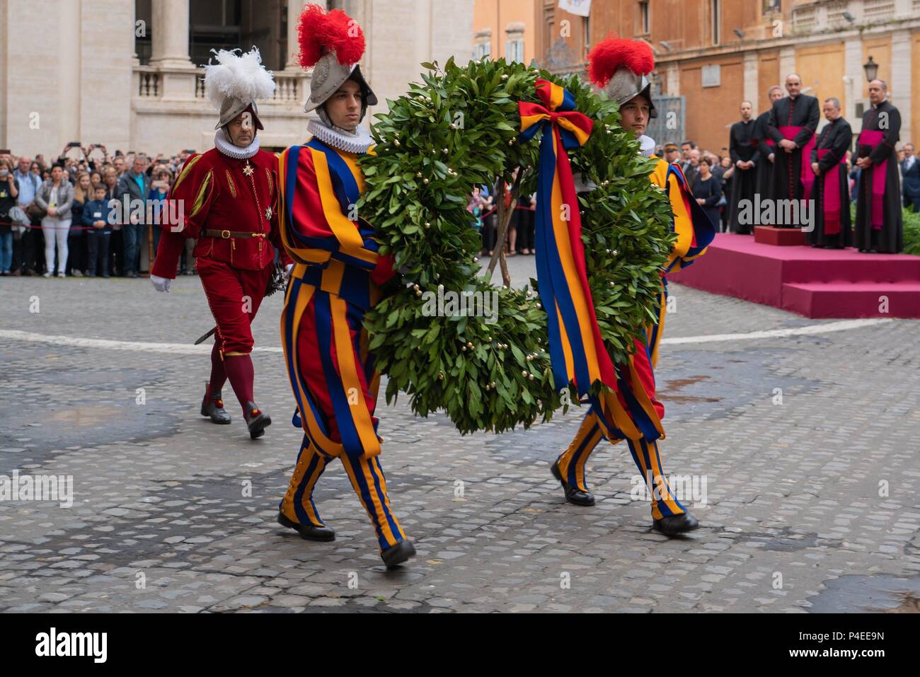 5 May 2018, Italia, Vatican: Guardsmen of the Pontifical Swiss Guard wear a wreath, which is deposited every year at the Campo Santo Teutonico in the Vatican in honor of the comrades who fell at the 'Sacco di Romai' in 1527. | usage worldwide Stock Photo