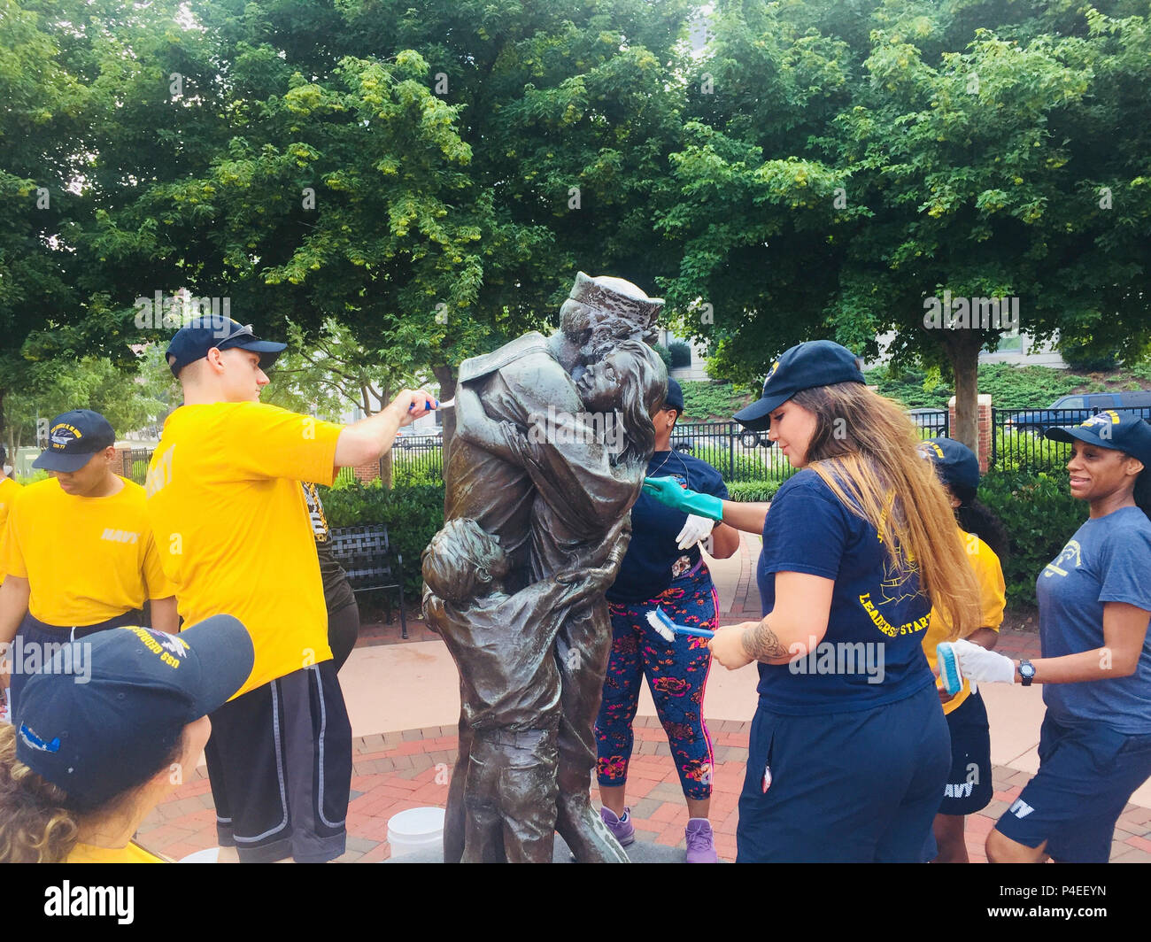 180618-N-VU442-0001 NORFOLK, Virginia (June 18, 2018) Sailors assigned to the aircraft carrier USS George H.W. Bush (CVN 77) clean the “Homecoming” statue at Norfolk’s Town Point Park. As a birthday tribute to the ship’s namesake, and representing his famous “Thousand Points of Light” speech, approximately 1,000 GHWB crew members took part in one of the largest single-day community relation (COMREL) events at 44 different locations throughout the Hampton Roads area. George H.W. Bush turned 94 on June 12. (U.S. Navy photo by Senior Chief Mass Communication Specialist Mike Jones) Stock Photo
