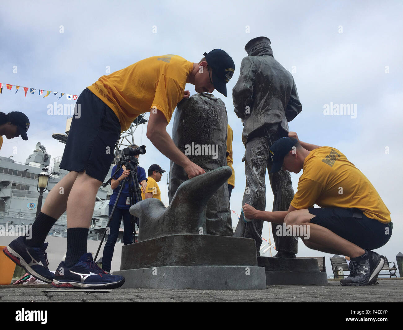 180618-N-VU442-0005 NORFOLK, Virginia (June 18, 2018) Sailors assigned to the aircraft carrier USS George H.W. Bush (CVN 77) clean the “Lone Sailor” statue at Norfolk’s Town Point Park. As a birthday tribute to the ship’s namesake, and representing his famous “Thousand Points of Light” speech, approximately 1,000 GHWB crew members took part in one of the largest single-day community relation (COMREL) events at 44 different locations throughout the Hampton Roads area. George H.W. Bush turned 94 on June 12. (U.S. Navy photo by Senior Chief Mass Communication Specialist Mike Jones) Stock Photo