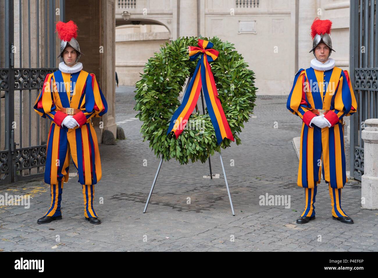 6 May 2018, Italia, Vatican: Guardsmen of the Pontifical Swiss Guard stand next to a wreath laid down every year at Campo Santo Teutonico in the Vatican in honor of the comrades who fell at the 'Sacco di Romai' in 1527. | usage worldwide Stock Photo