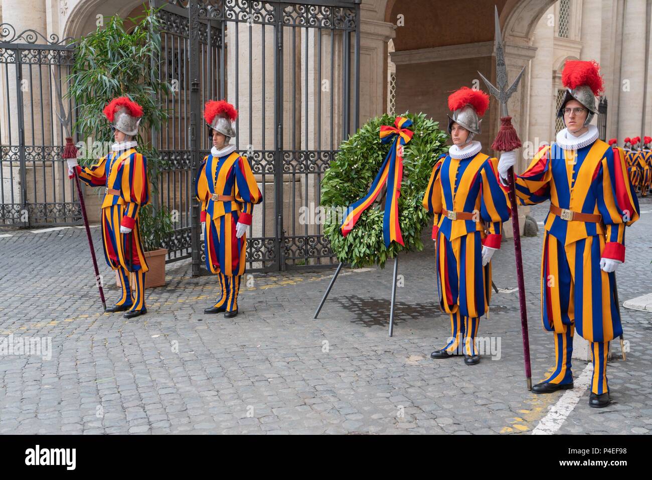 6 May 2018, Italia, Vatican: Guardsmen of the Pontifical Swiss Guard ...