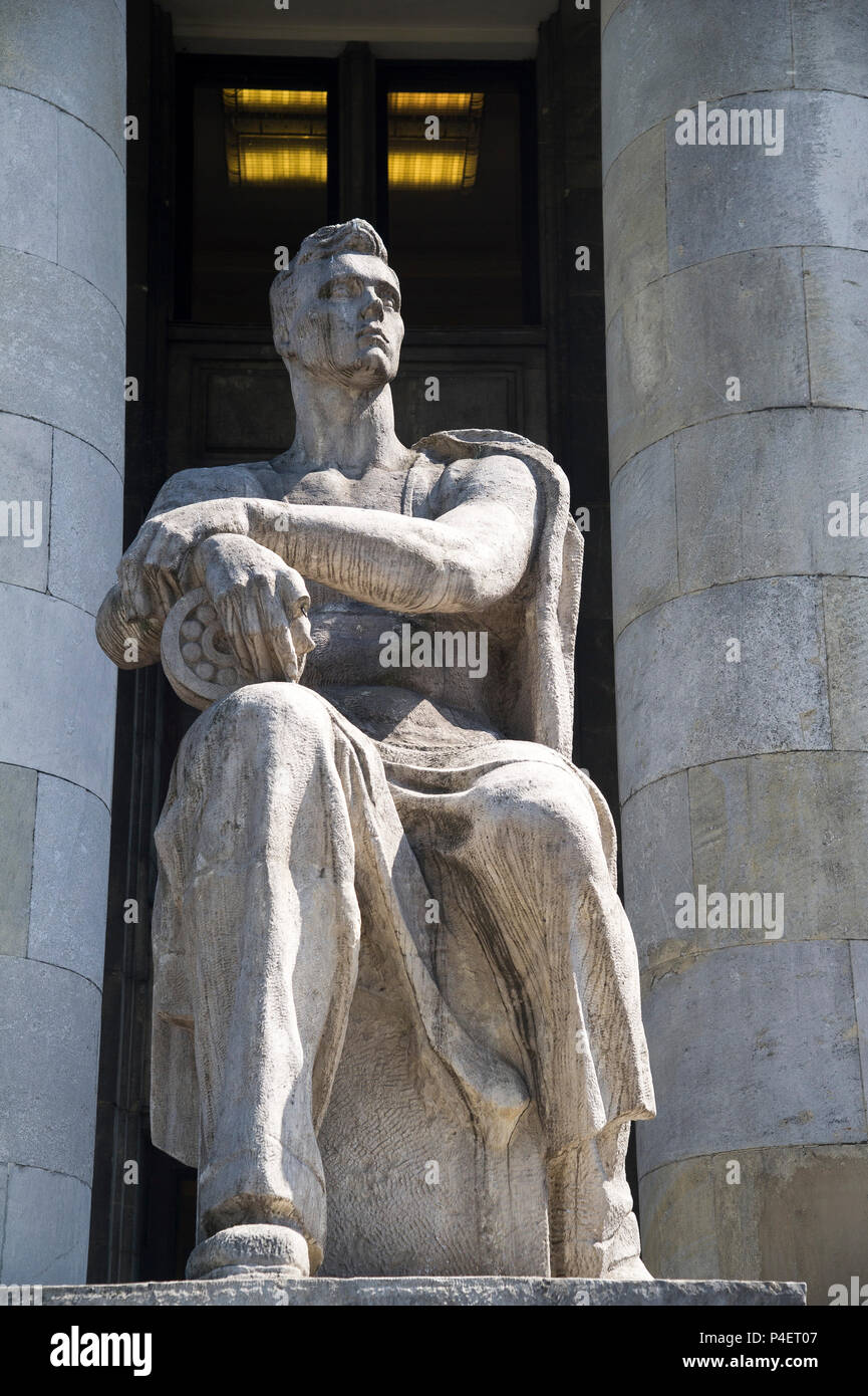 Sculpture of sitting worker of Palac Kultury i Nauki PKiN (Palace of Culture and Science) in Warsaw, Poland. May 10th 2018 © Wojciech Strozyk / Alamy  Stock Photo