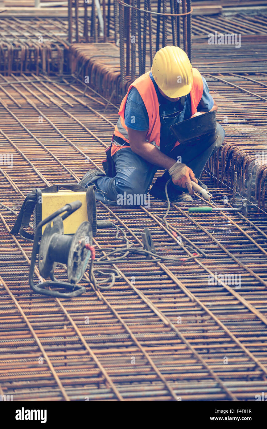 Welding angled rebar for concrete reinforcing and concrete pouring