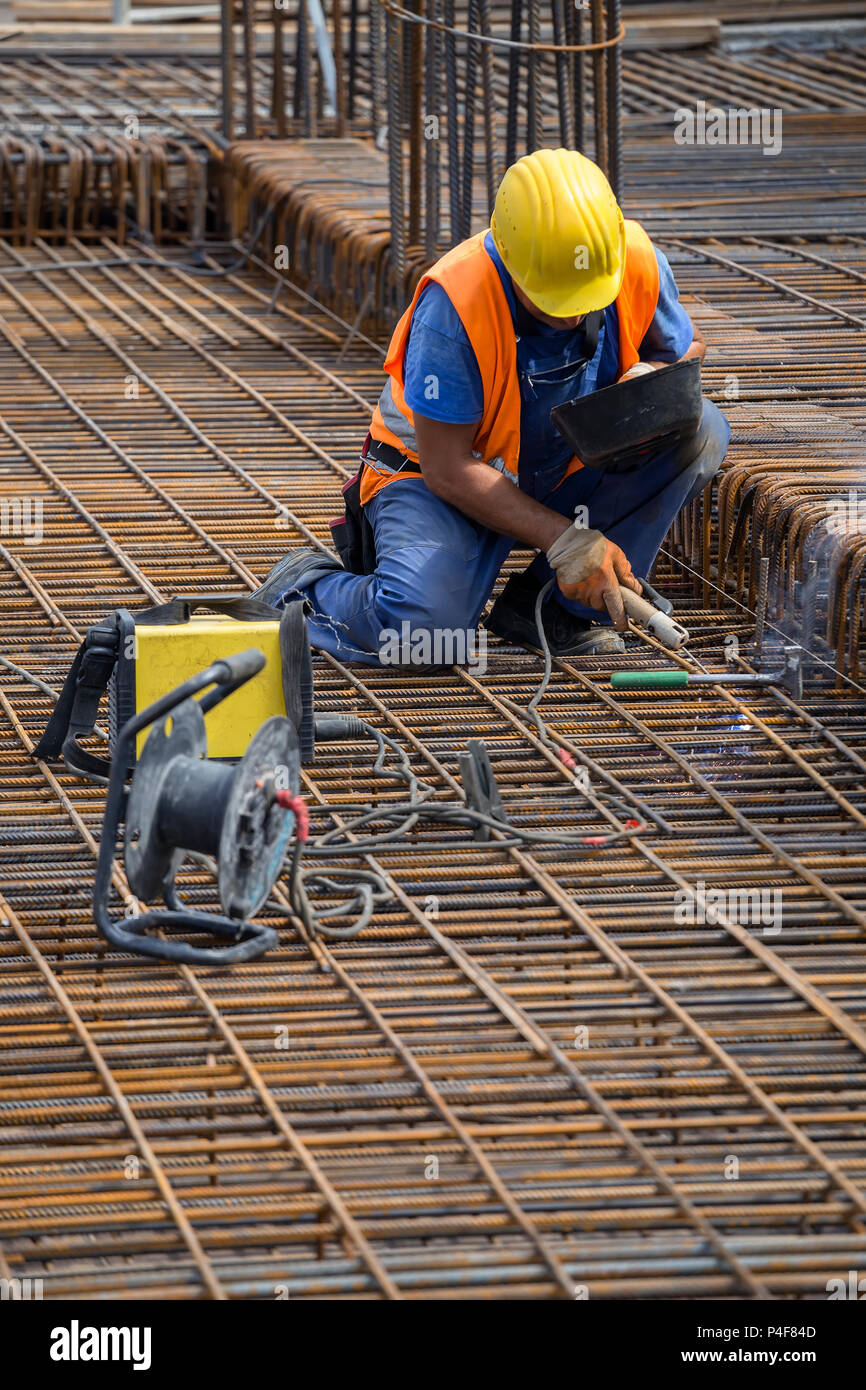 Welding angled rebar for concrete reinforcing and concrete pouring