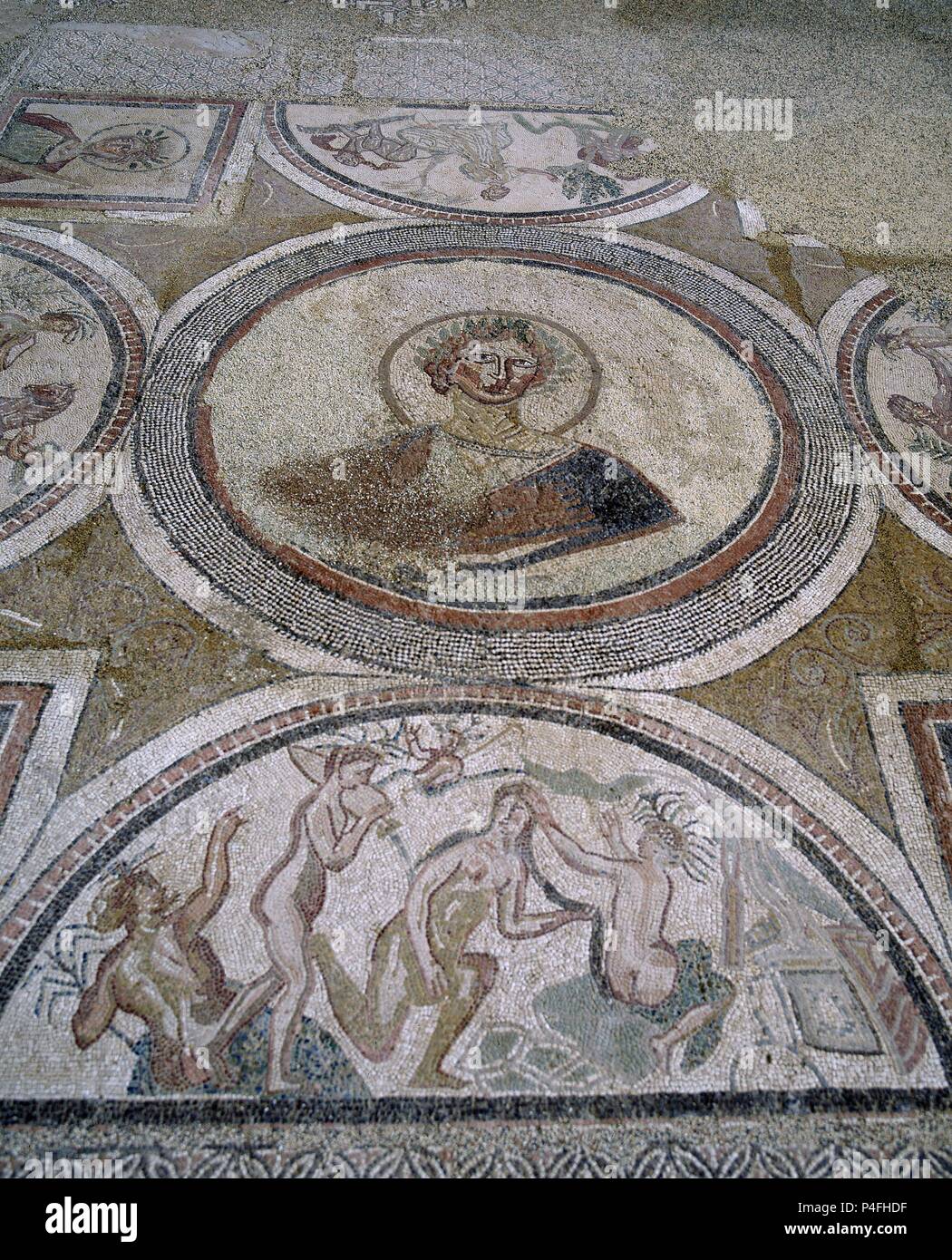 MOSAICO- VILLA DE MATERNO CINEGIO- TONDO CENTRAL DOMINA DE LA CASA-LUNETA  DE ACTEON Y DIANA-S IV. Location: VILLA ROMANA, CARRANQUE, TOLEDO Stock  Photo - Alamy