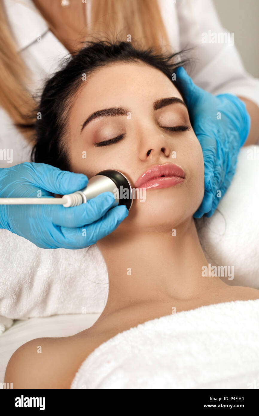 Cleaning the face in the salon ... which is the most effective Cleaning the face in the salon ... which is the most effective