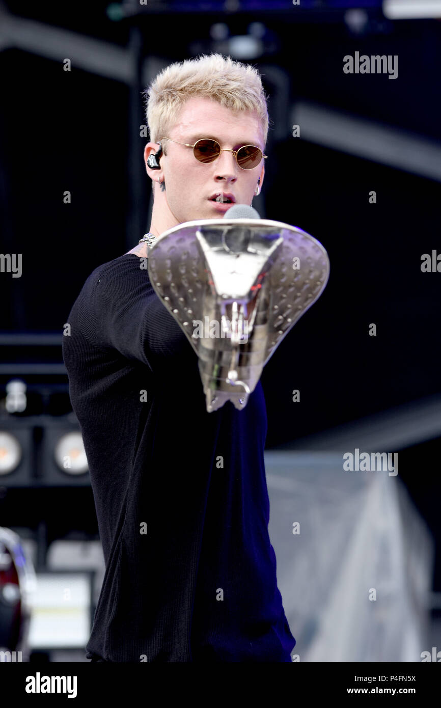 Machine gun kelly rapper hi-res stock photography and images