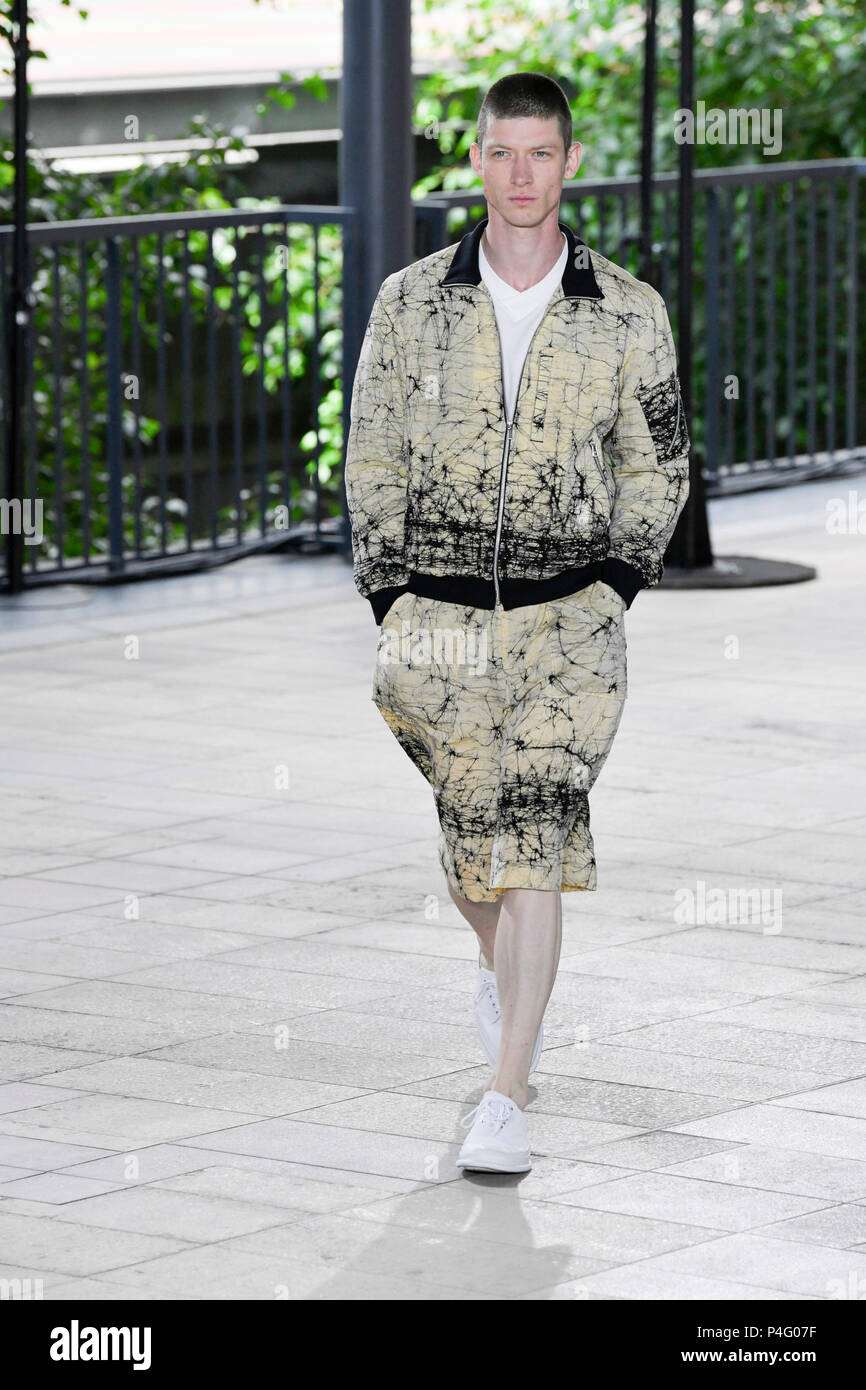 Paris, France. 21st June, 2018. A model presents a creation of Issey Miyake during the men's fashion week for 2019 Spring/Summer Men's Collection in Paris, France, on June 21, 2018. Credit: Piero Biasion/Xinhua/Alamy Live News Stock Photo