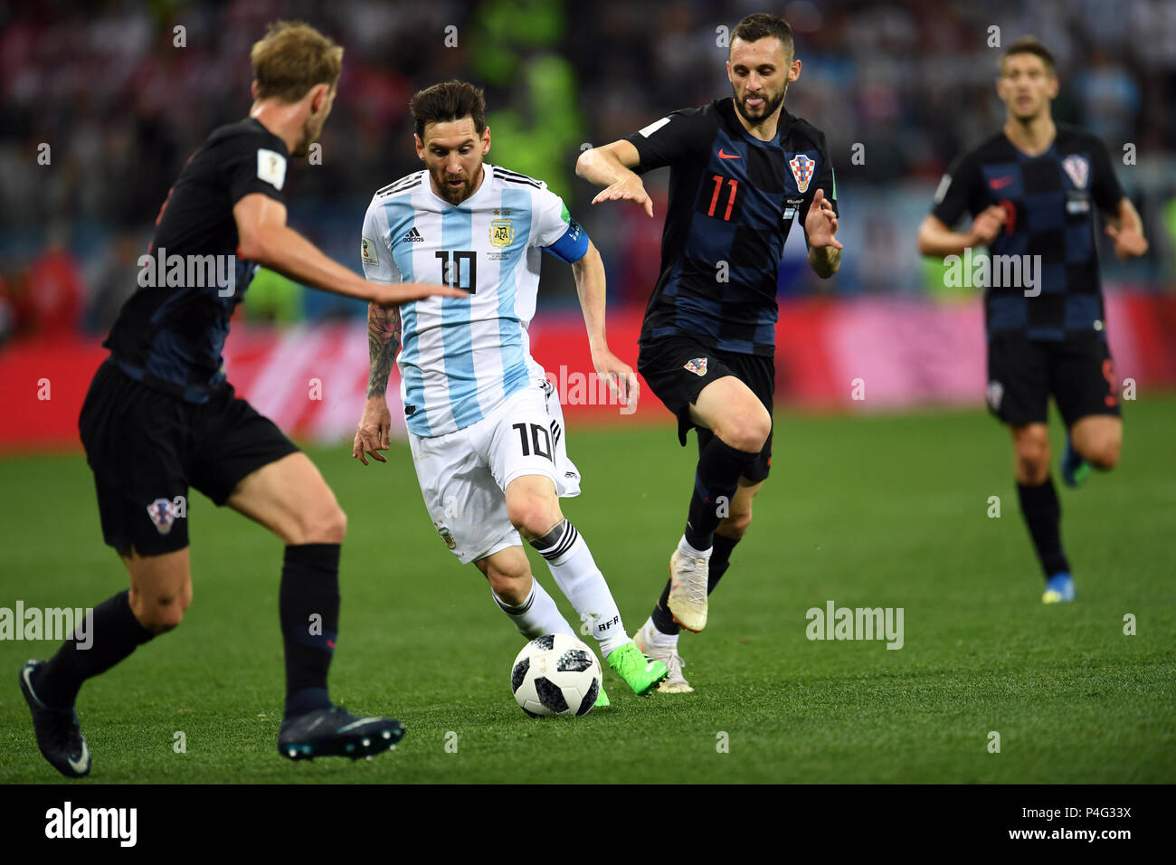Nizhny Novgorod, Russia. 21st June, 2018. World Cup, Argentina vs Croatia, preliminary round, Group D, 2nd match day in the Nizhny Novgorod Stadium. Lionel Messi (center left) from Argentina and Marcelo Brozovic (center right) from Croatia in action. Credit: Andreas Gebert/dpa/Alamy Live News Stock Photo