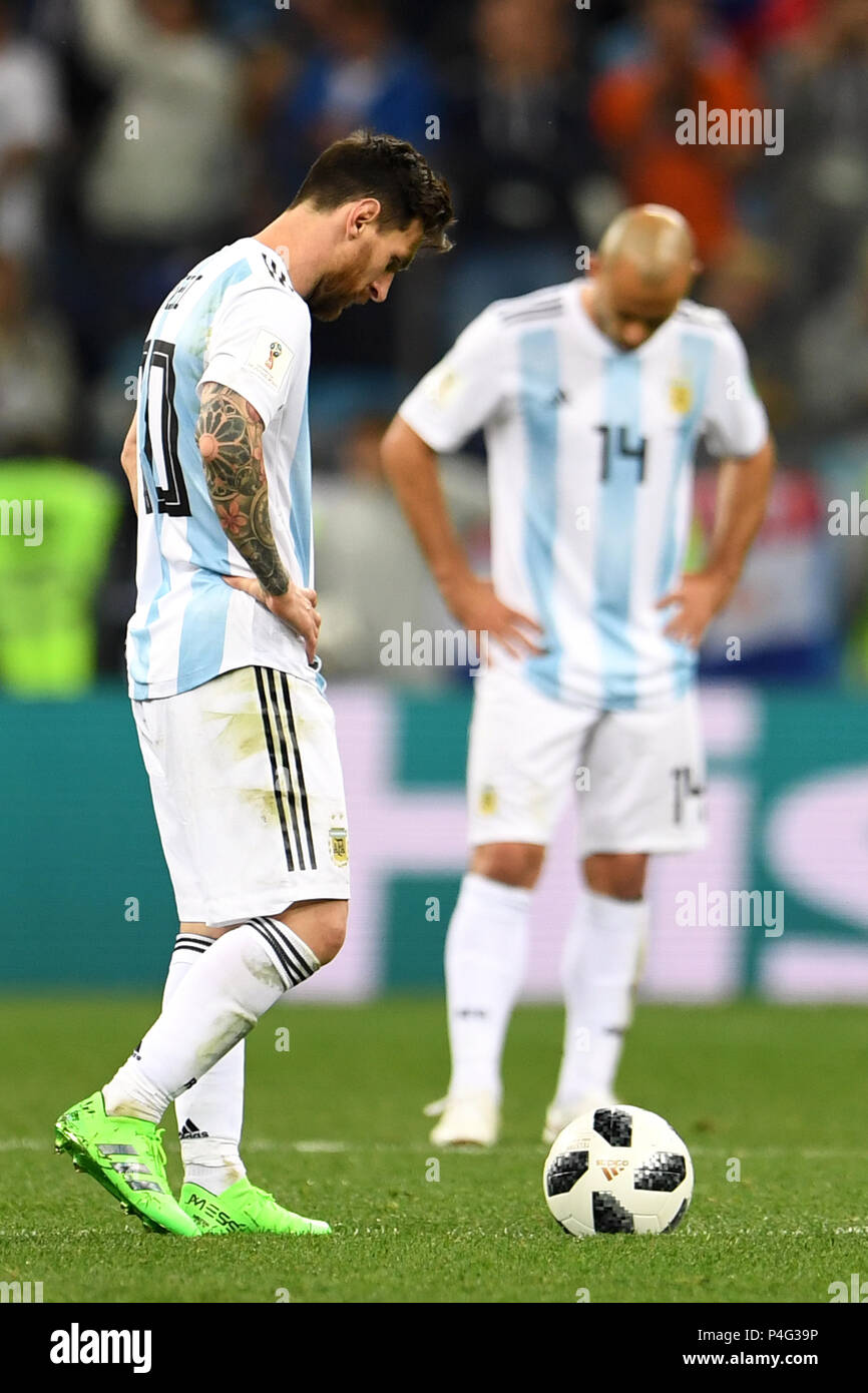 Nizhny Novgorod, Russia. 21st June, 2018. World Cup, Argentina vs Croatia, preliminary round, Group D, 2nd match day in the Nizhny Novgorod Stadium. Lionel Messi (L) and Javier Mascherano from Argentina in the field after conceding the opening goal. Credit: Andreas Gebert/dpa/Alamy Live News Stock Photo