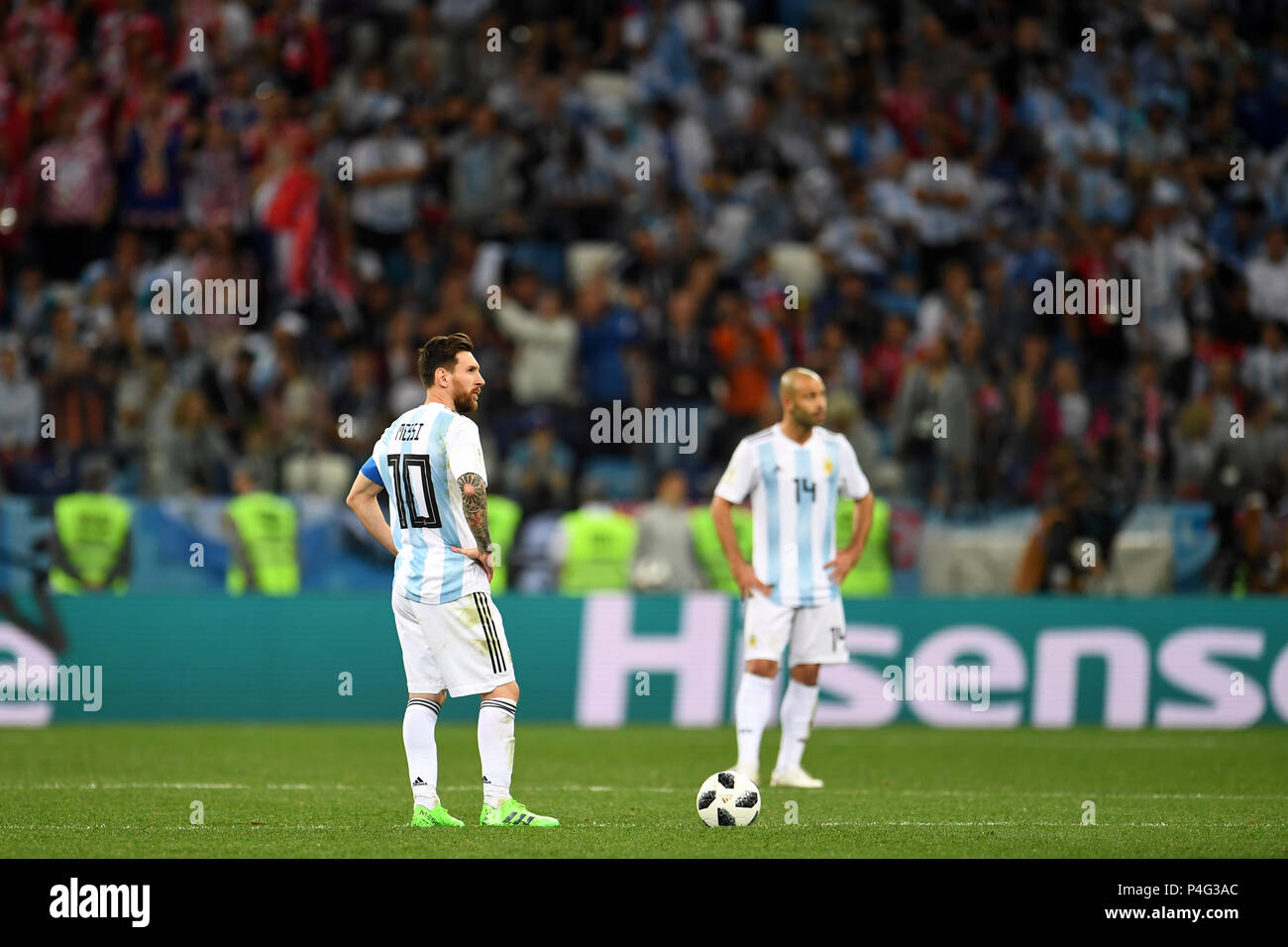 Nizhny Novgorod, Russia. 21st June, 2018. World Cup, Argentina vs Croatia, preliminary round, Group D, 2nd match day in the Nizhny Novgorod Stadium. Lionel Messi (L) and Javier Mascherano from Argentina in the field after conceding the opening goal. Credit: Andreas Gebert/dpa/Alamy Live News Stock Photo