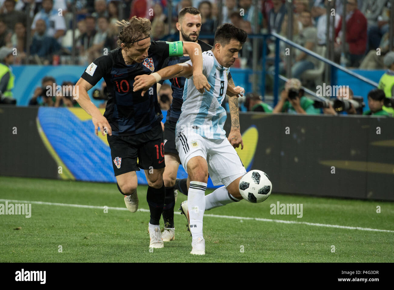 Moscow, Russia. 21st June, 2018. Luka MODRIC (left, CRO) versus Marcos ACUNA (ARG), behind Marcelo BROZOVIC (CRO), Action, Fight for the ball, Argentina (ARG) - Croatia (CRO), Preliminary round, Group D, Game 23, on 21.06. 2018 in Moscow; Football World Cup 2018 in Russia from 14.06. - 15.07.2018. | usage worldwide Credit: dpa picture alliance/Alamy Live News Stock Photo