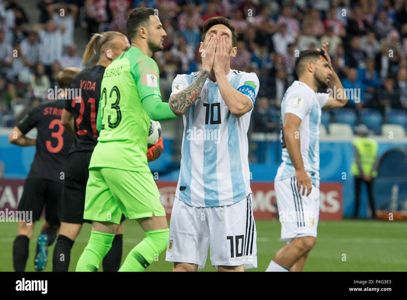 Moscow, Russia. 21st June, 2018. Nizhny Novgorod, Russland. 21st June, 2018. Lionel MESSI (mi., ARG) holds the hands over his face after a missed goal hace, frustrated, frustrated, frustratedet, disappointed, showered, decapitation, disappointment, sad, half figure, half figure, gesture, gesture, Argentina (ARG) - Croatia (CRO), preliminary round, Group D, match 23, on 21.06.2018 in Moscow; Football World Cup 2018 in Russia from 14.06. - 15.07.2018. | usage worldwide Credit: dpa/Alamy Live News Credit: dpa picture alliance/Alamy Live News Stock Photo