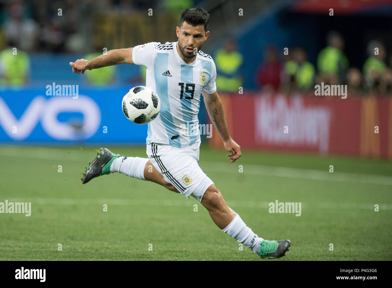Nizhny Novgorod, Russia. 21 June 2018.  Sergio AGUERO (ARG) with Ball, Individual with ball, Action, Full figure, Argentina (ARG) - Croatia (CRO) 0: 3, Preliminary round, Group D, Game 23, on 06/21/2018 in Moscow; Football World Cup 2018 in Russia from 14.06. - 15.07.2018. | usage worldwide Credit: dpa/Alamy Live News Credit: dpa picture alliance/Alamy Live News Stock Photo