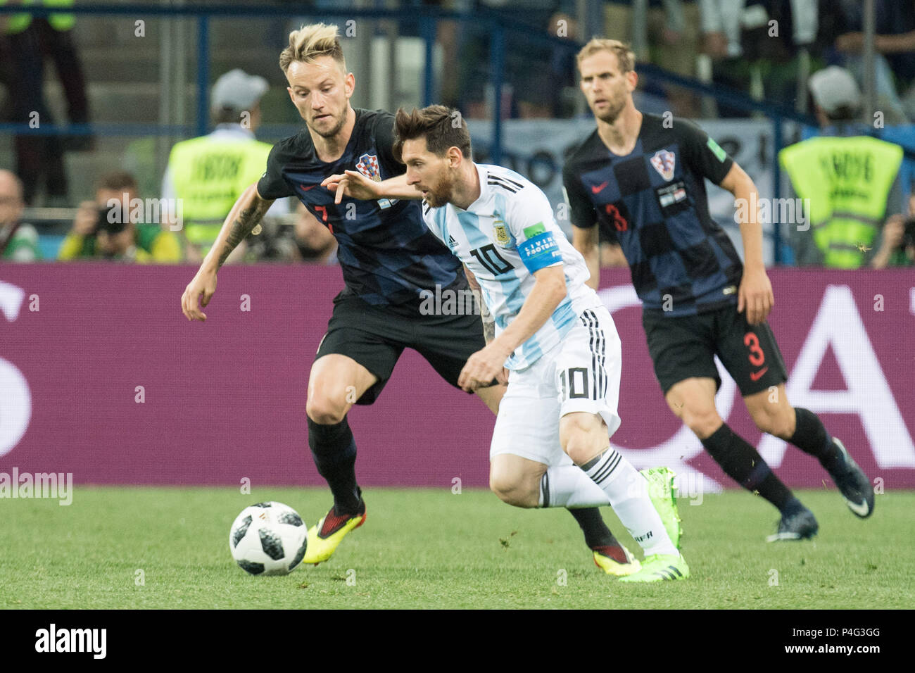 Nizhny Novgorod, Russia. 21 June 2018.  Lionel MESSI (right, ARG) versus Ivan RAKITIC (CRO), action, duels, Argentina (ARG) - Croatia (CRO) 0: 3, preliminary round, Group D, match 23, on 21.06.2018 in Moscow; Football World Cup 2018 in Russia from 14.06. - 15.07.2018. | usage worldwide Credit: dpa/Alamy Live News Credit: dpa picture alliance/Alamy Live News Stock Photo
