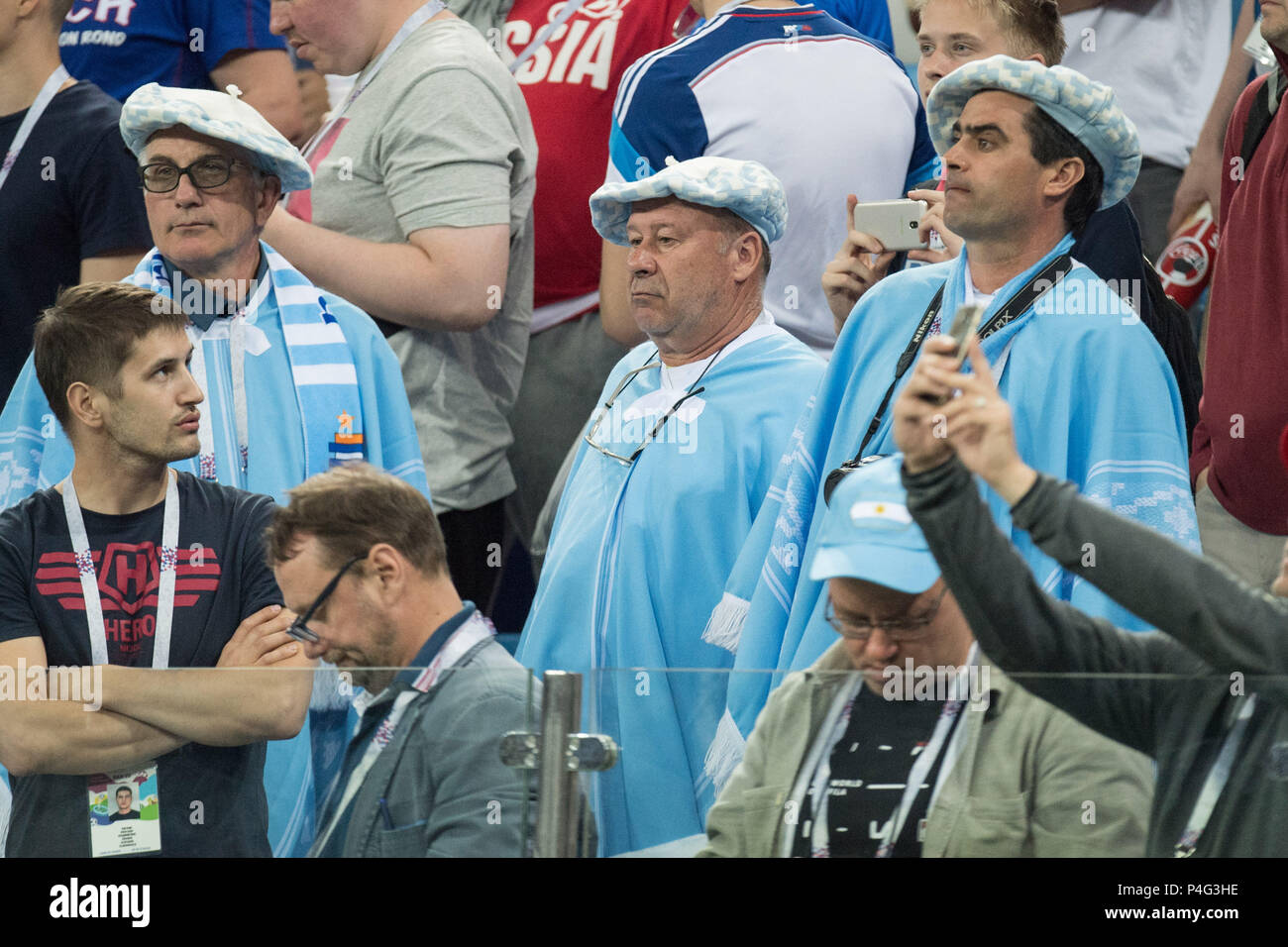 Nizhny Novgorod, Russia. 21 June 2018.  Argentine fans are disappointed, showered, decoy, disappointment, sad, frustrated, frustrated, verzated, fan, fans, spectators, supporters, supporter, half figure, half figure, Argentina (ARG) - Croatia (CRO) 0: 3, Preliminary round, Group D, game 23, on 21.06.2018 in Moscow; Football World Cup 2018 in Russia from 14.06. - 15.07.2018. | usage worldwide Credit: dpa/Alamy Live News Credit: dpa picture alliance/Alamy Live News Stock Photo