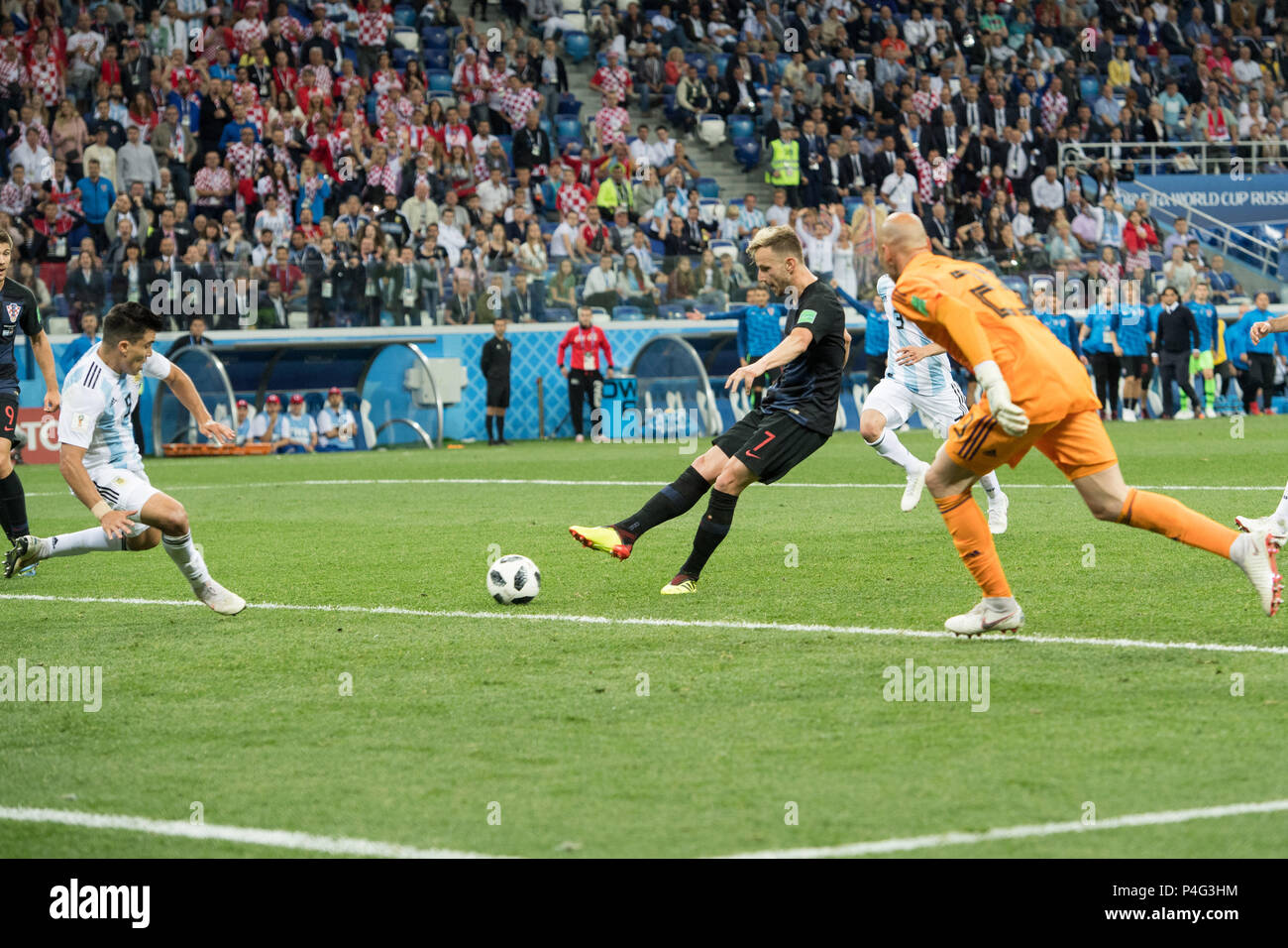 Ivan RAKITIC (mi., CRO) shoots the goal to make it 3-0 for Croatia, Action, Argentina (ARG) - Croatia (CRO) 0: 3, Preliminary Round vs. Marcos ACUNA (left, ARG) and goalkeeper Wilfredo CABALLERO (ARG), Group D, Game 23, on 21.06.2018 in Moscow; Football World Cup 2018 in Russia from 14.06. - 15.07.2018. | usage worldwide Credit: dpa picture alliance/Alamy Live News Stock Photo