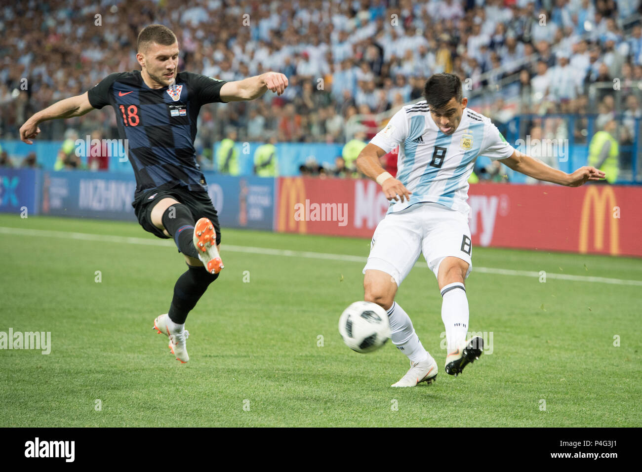 Ante REBIC (left, CRO) versus Marcos ACUNA (ARG), action, duels, Argentina (ARG) - Croatia (CRO) 0: 3, preliminary round, Group D, match 23, on 21.06.2018 in Moscow; Football World Cup 2018 in Russia from 14.06. - 15.07.2018. | usage worldwide Credit: dpa picture alliance/Alamy Live News Stock Photo
