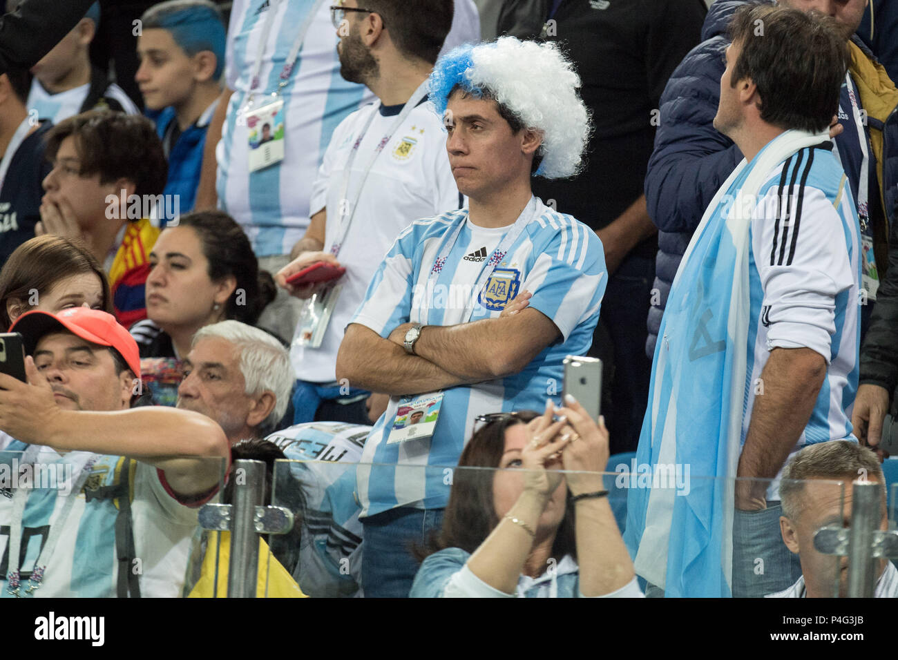 Nizhny Novgorod, Russia. 21 June 2018.  Argentine fans are disappointed, showered, decoy, disappointment, sad, frustrated, frustrated, verzated, fan, fans, spectators, supporters, supporter, half figure, half figure, Argentina (ARG) - Croatia (CRO) 0: 3, Preliminary round, Group D, game 23, on 21.06.2018 in Moscow; Football World Cup 2018 in Russia from 14.06. - 15.07.2018. | usage worldwide Credit: dpa/Alamy Live News Credit: dpa picture alliance/Alamy Live News Stock Photo