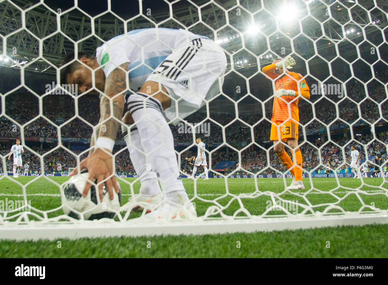 Nizhny Novgorod, Russia. 21 June 2018.  Lucas BIGLIA (ARG) gets the net out of the net and goalkeeper Wilfredo CABALLERO (ARG) is disappointed, disappointed, disappointed, disappointed, sad, frustrated, frustrated, frustrated, full figure, Argentina (ARG ) - Croatia (CRO) 0: 3, Preliminary Round, Group D, Match 23, on 21.06.2018 in Moscow; Football World Cup 2018 in Russia from 14.06. - 15.07.2018. | usage worldwide Credit: dpa/Alamy Live News Credit: dpa picture alliance/Alamy Live News Stock Photo
