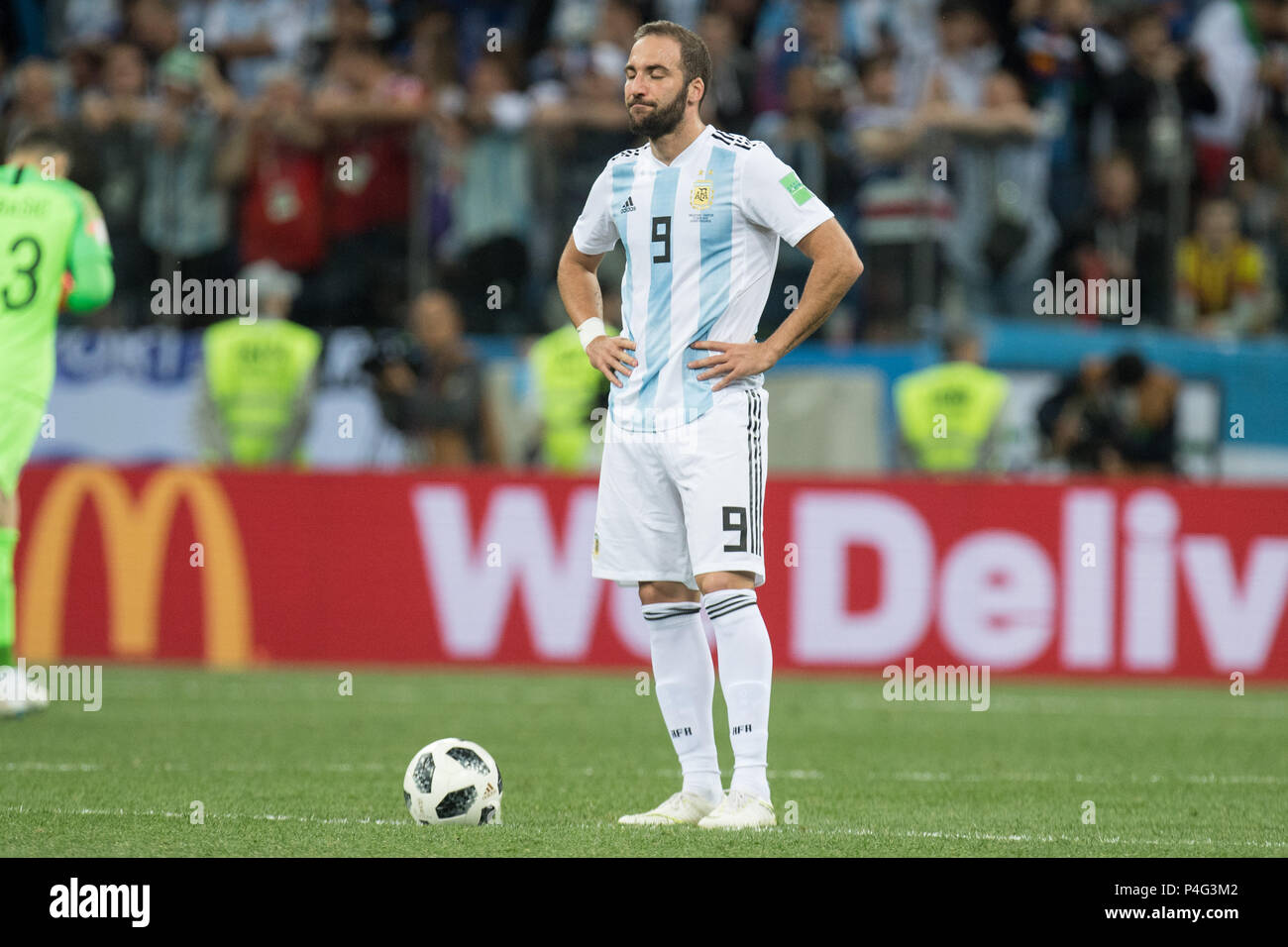 Nizhny Novgorod, Russia. 21 June 2018.  Gonzalo HIGUAIN (ARG) is disappointed after the goal to Croatia 2-0, disappointed, disappointed, disappointed, disappointed, sad, frustrated, frustrated, frustratedet, full figure, Argentina (ARG) - Croatia (CRO) 0: 3, preliminary round, group D, game 23, on 21.06.2018 in Moscow; Football World Cup 2018 in Russia from 14.06. - 15.07.2018. | usage worldwide Credit: dpa/Alamy Live News Credit: dpa picture alliance/Alamy Live News Stock Photo