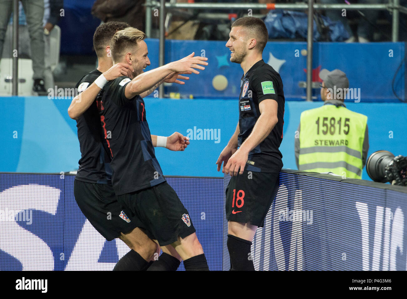 Nizhny Novgorod, Russia. 21 June 2018.  goalkeeper Ante REBIC (right, CRO) cheers with Ivan PERISIC (CRO) and Ivan RAKITIC (CRO) over the goal to make it 1-0 for Croatia, jubilation, cheering, cheering, joy, cheers, celebrate, goaljubel, half figure, half figure, Argentina (ARG) - Croatia (CRO) 0: 3, Preliminary Round, Group D, match 23, on 21.06.2018 in Moscow; Football World Cup 2018 in Russia from 14.06. - 15.07.2018. | usage worldwide Credit: dpa/Alamy Live News Credit: dpa picture alliance/Alamy Live News Stock Photo