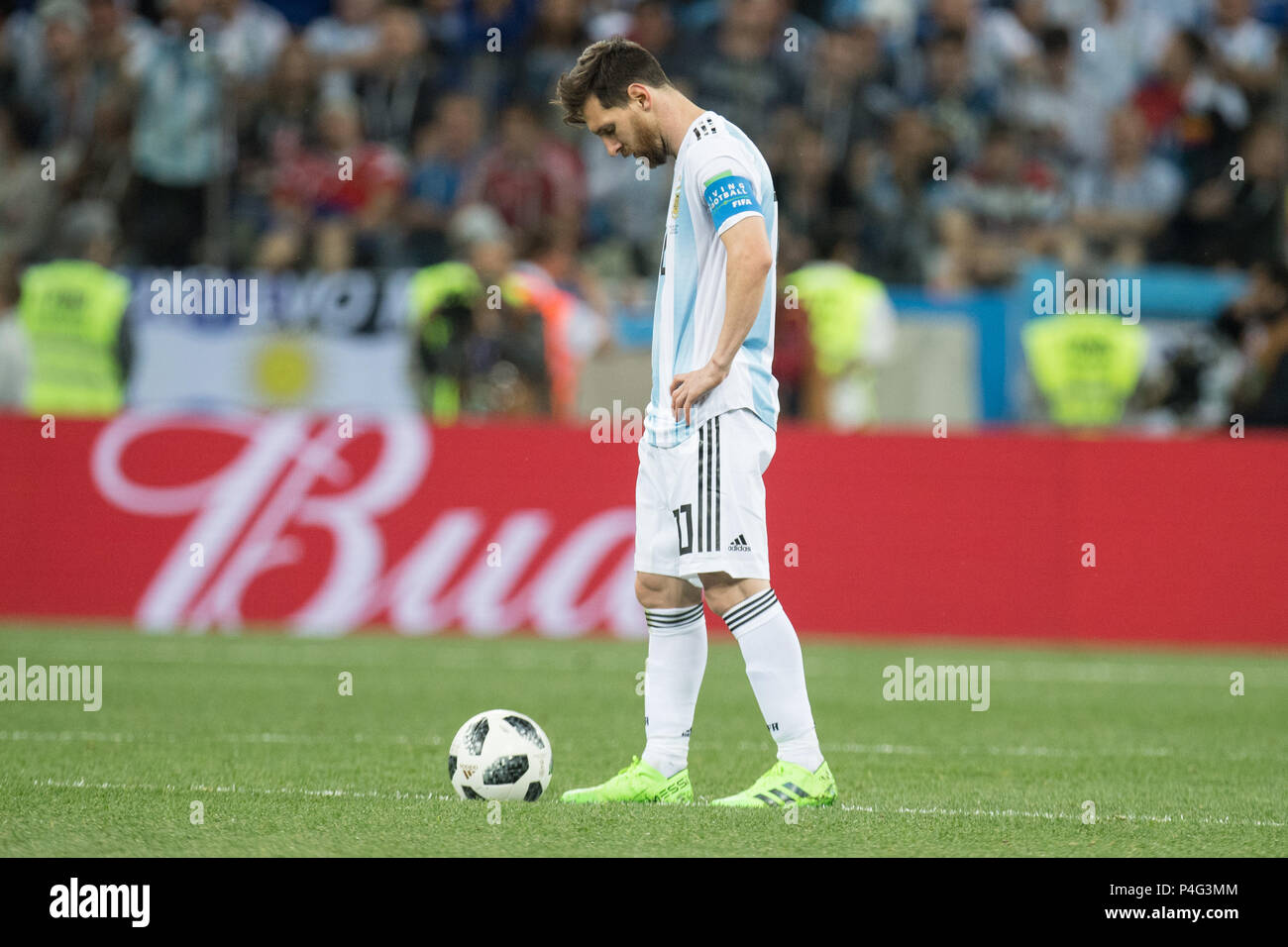 Nizhny Novgorod, Russia. 21 June 2018.  Lionel MESSI (ARG) looks to the ground after the goal to make it 1-0 for Croatia, looks down below, full figure, frustrated, frustrated, late flushed, disappointed, showered, decapitation, disappointment, sad, Argentina (ARG) - Croatia (CRO) 0: 3, preliminary round, group D, match 23, on 21.06.2018 in Moscow; Football World Cup 2018 in Russia from 14.06. - 15.07.2018. | usage worldwide Credit: dpa/Alamy Live News Credit: dpa picture alliance/Alamy Live News Stock Photo