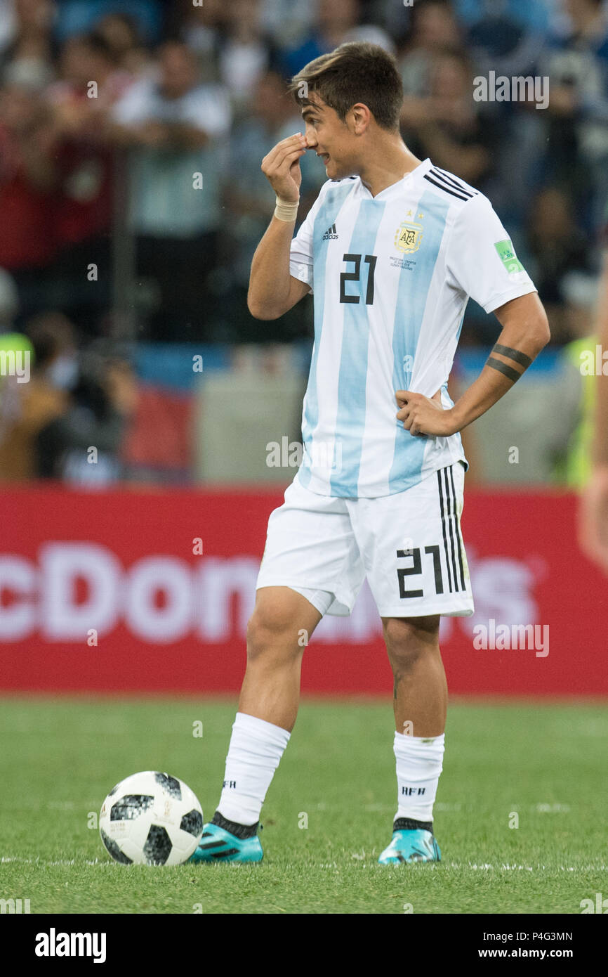 Nizhny Novgorod, Russia. 21 June 2018.  Paulo DYBALA (ARG) is disappointed, showered, dizzy, disappointed, sad, frustrated, frustrated, late-rate, full figure, upright, Argentina (ARG) - Croatia (CR Argentina (ARG) - Croatia (CRO) 0: 3, Preliminary round, Group D, match 23, on 21.06.2018 in Moscow, football World Cup 2018 in Russia from 14.06.-15.07.2018. | Usage worldwide Credit: dpa/Alamy Live News Credit: dpa picture alliance/Alamy Live News Stock Photo